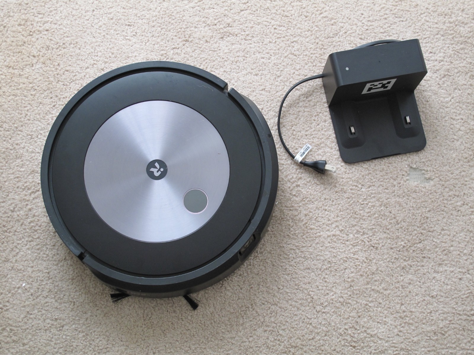 iRobot Roomba j7 Wifi Robot Vacuum with Charging Base