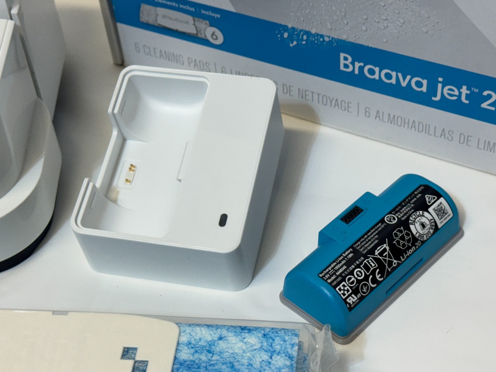 iRobot Braava Jet 240 Mopping Robot, Charger, Battery & Pads (FULLY TESTED)