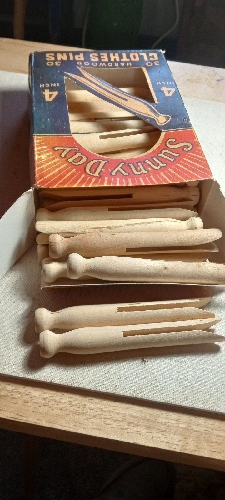 VINTAGE 1940’S-50’S SUNNY DAY 4″ HARDWOOD CLOTHES PINS 30CT. ORIGINAL BOX! L@@K!