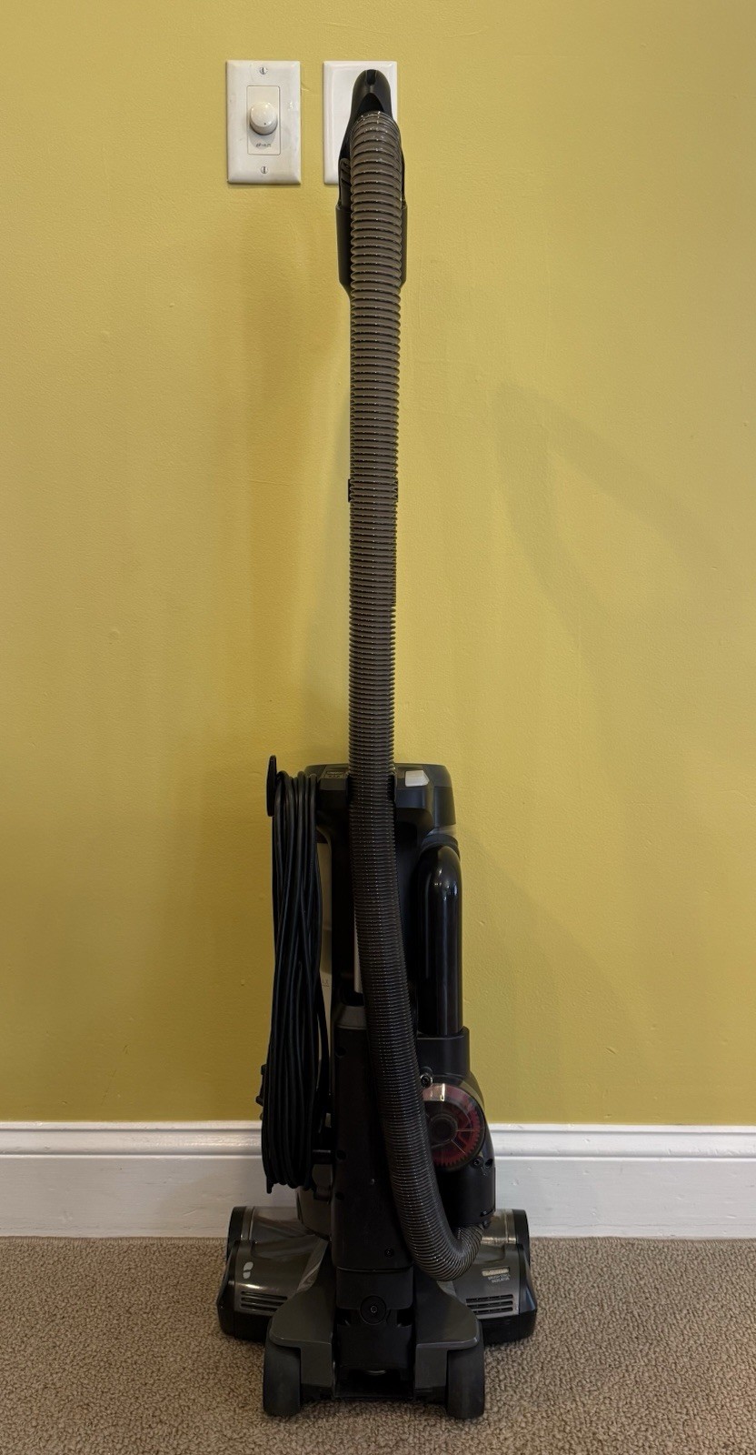 Hoover WIndtunnel Tangle Free Vacuum Cleaner W/Attachment ~ Model UH77100V