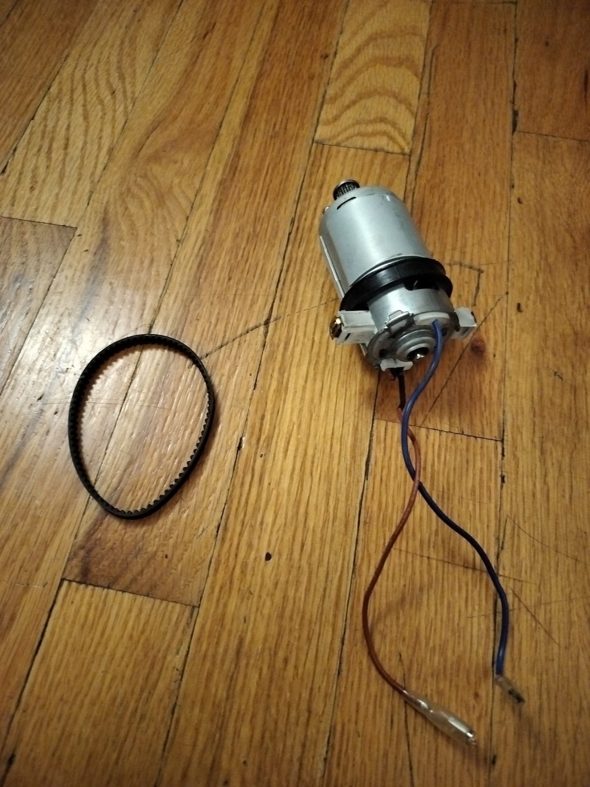 Shark CU500 Brushroll Motor With Belt And Screws.