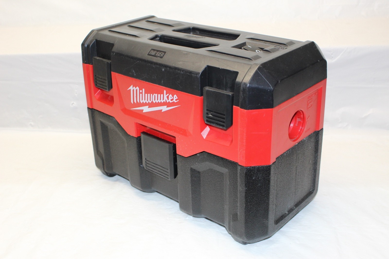 Milwaukee 0880-20 18V Wet/Dry Vacuum Cleaner – Red P12