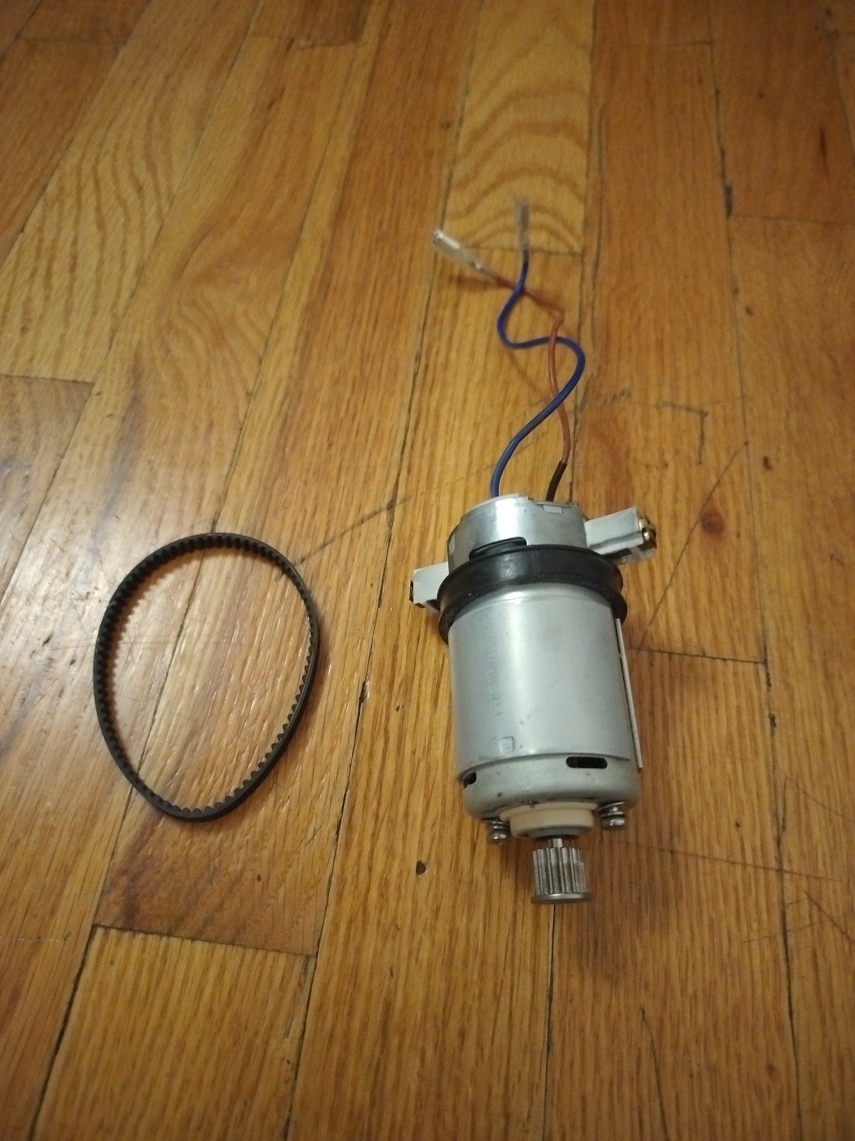 Shark CU500 Brushroll Motor With Belt And Screws.