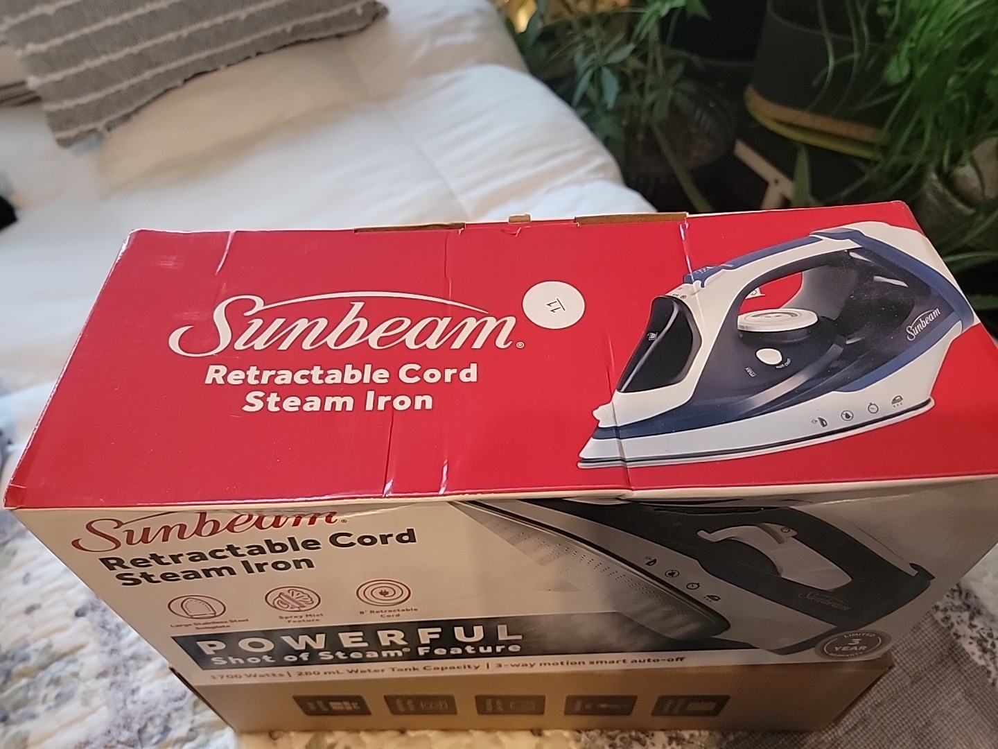 Sunbeam 1700W Steam Iron – Retractable Cord – 280ml Warer Tank -New!