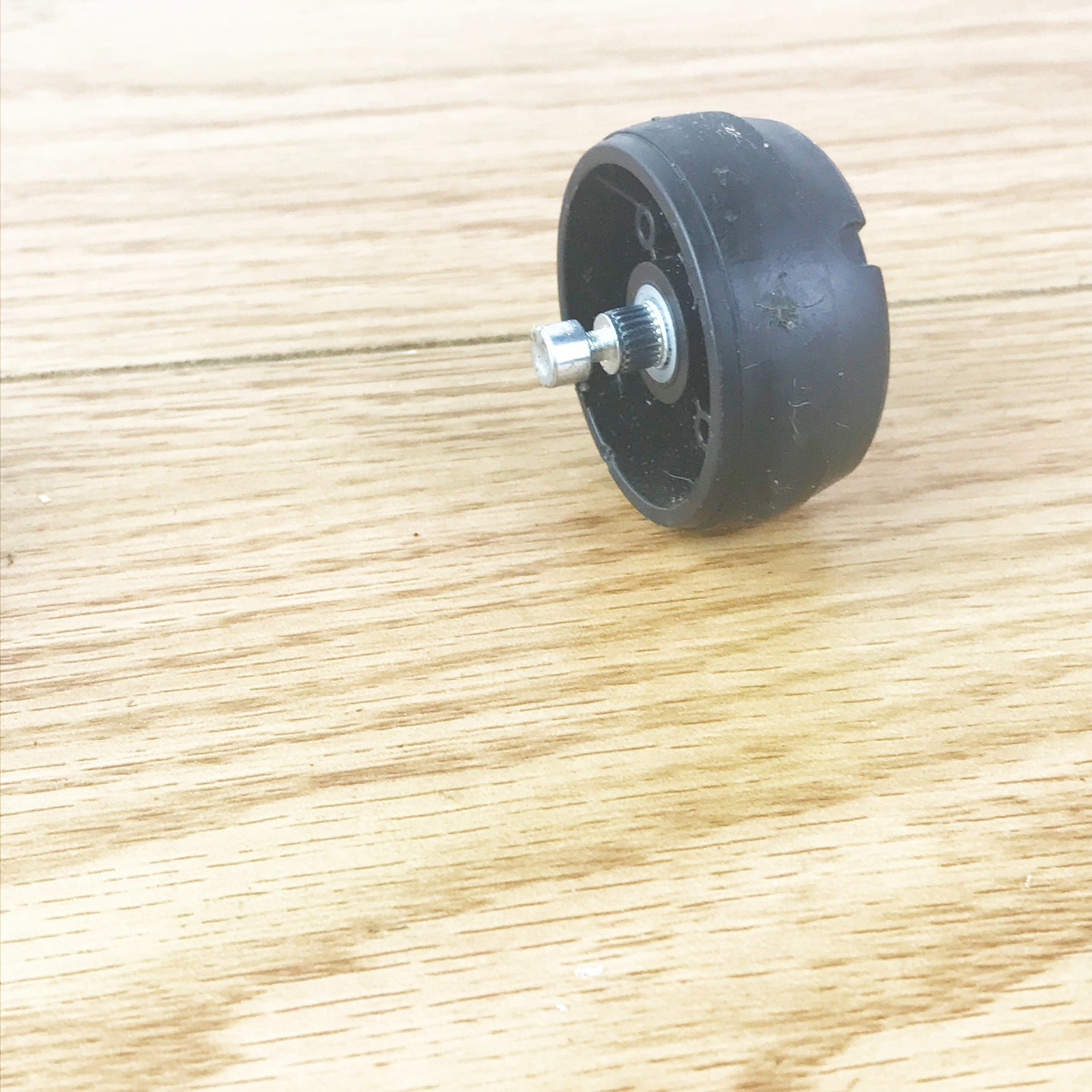 Shark IZ162h IX141 IX140 IX140C IX141H IX142 IZ140 LEFT or RIGHT WHEEL & PIN OEM