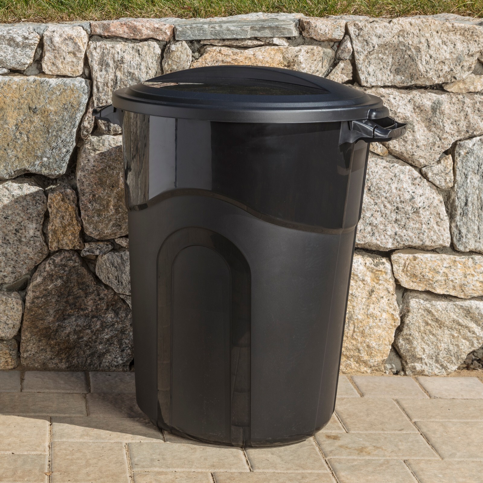 Hyper Tough 32 Gallon Heavy Duty Plastic Garbage Can Included Lid Indoor/Outdoor