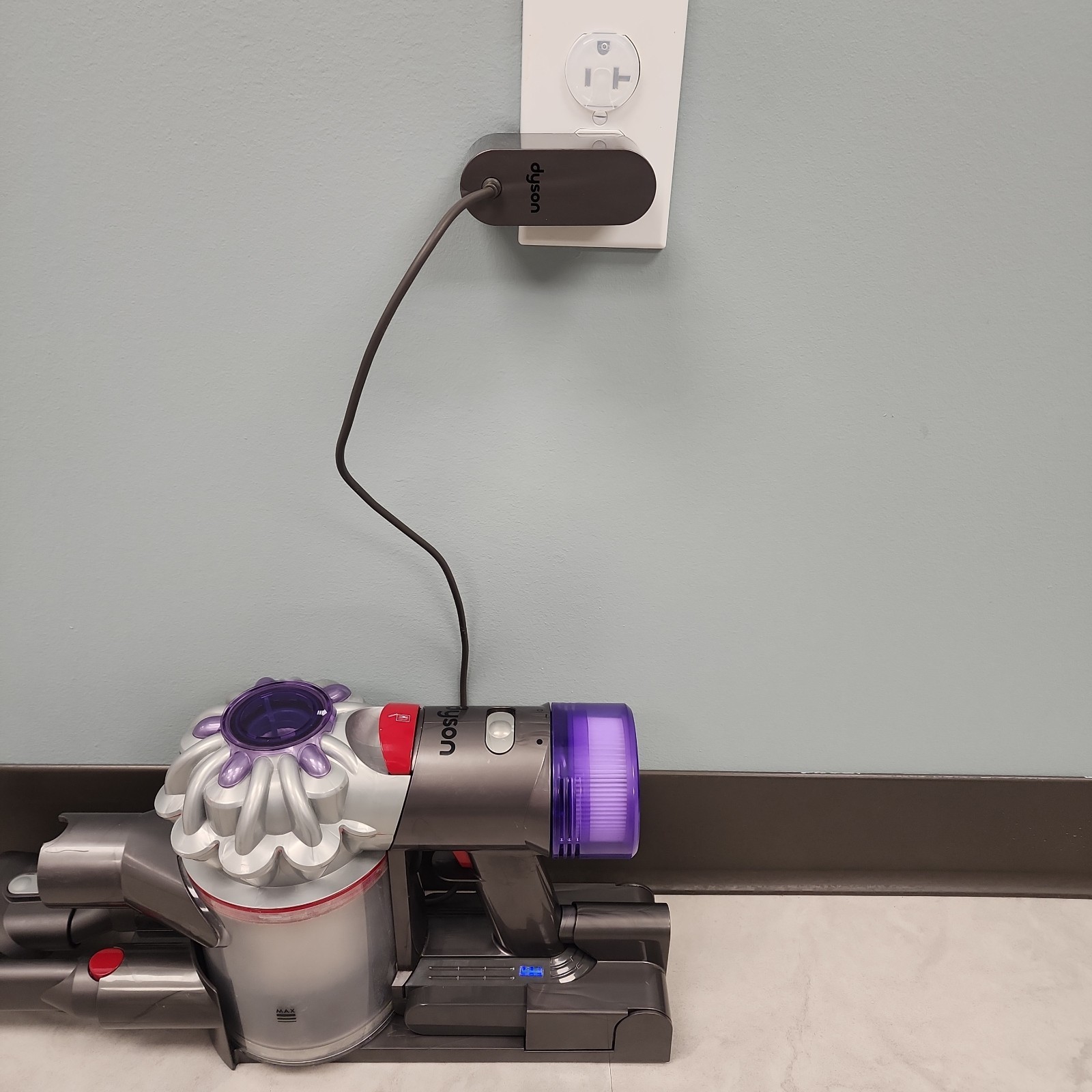 Dyson SV25 (2023 Version) V8 Fluffy HEPA Cordless Stick Vacuum & Accessories