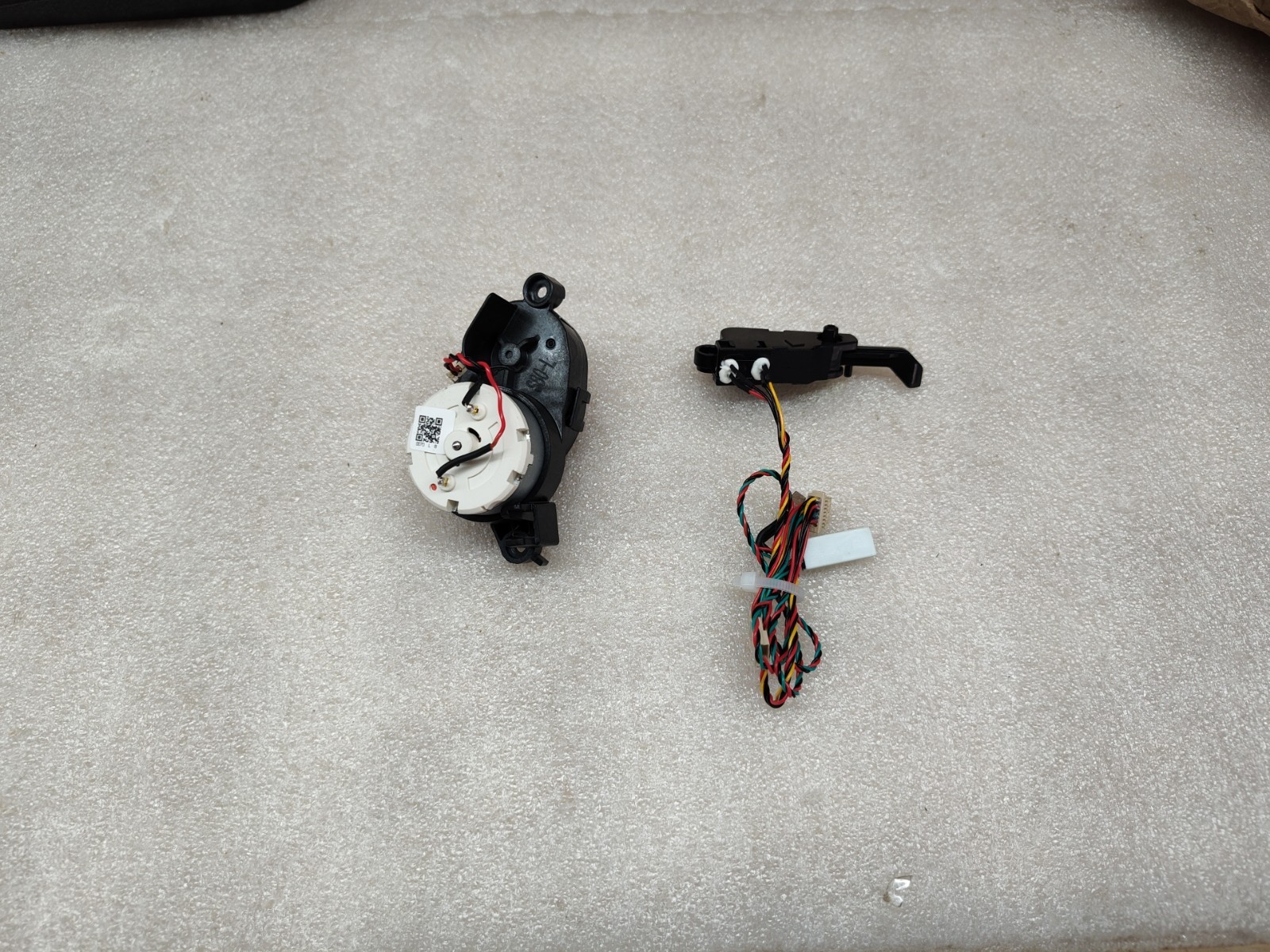 Eureka E20 Plus Robot Vacuum NERE20PLUSBK – Left Sweeper Motor And Switch