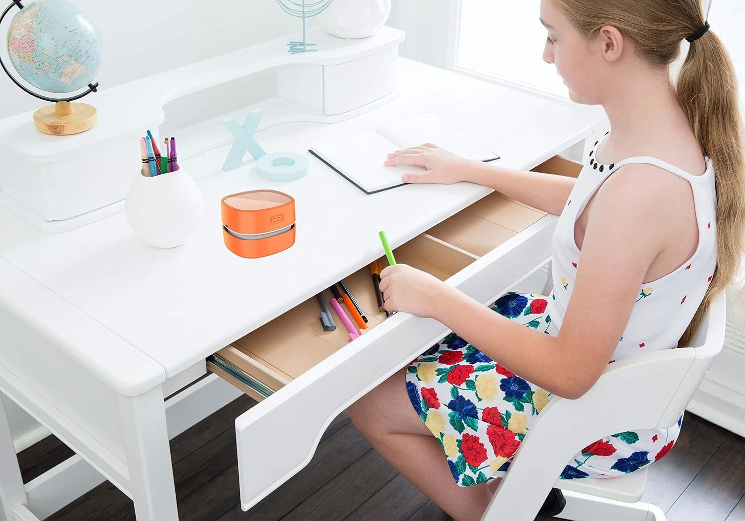 Lightweight Mini Vacuum for Desk & Car – Quiet, Portable, Battery-Powered Power