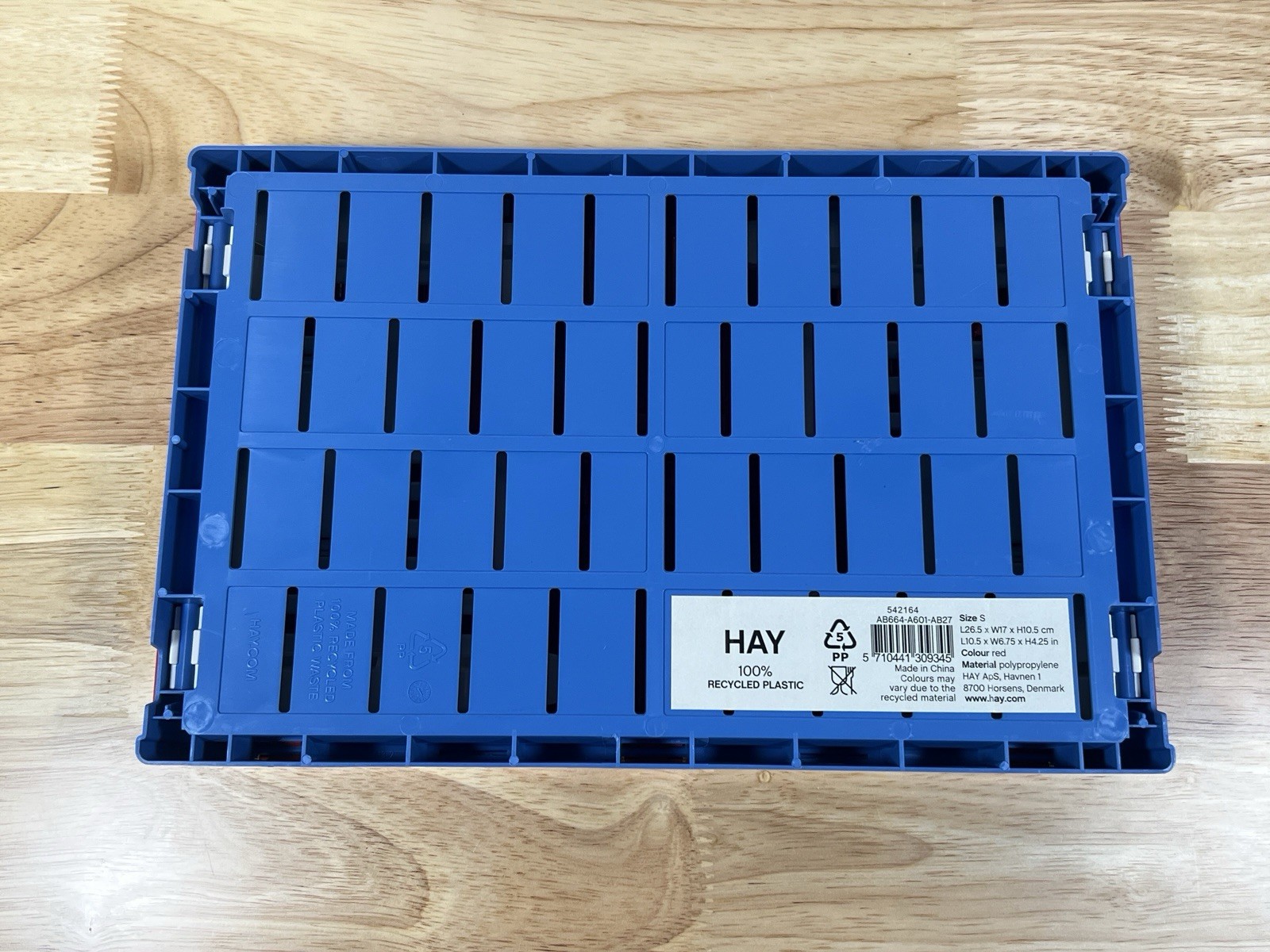 LOT OF 24 HAY Recycled Collapsable Colour Crates Storage Bin – Red Blue – Small