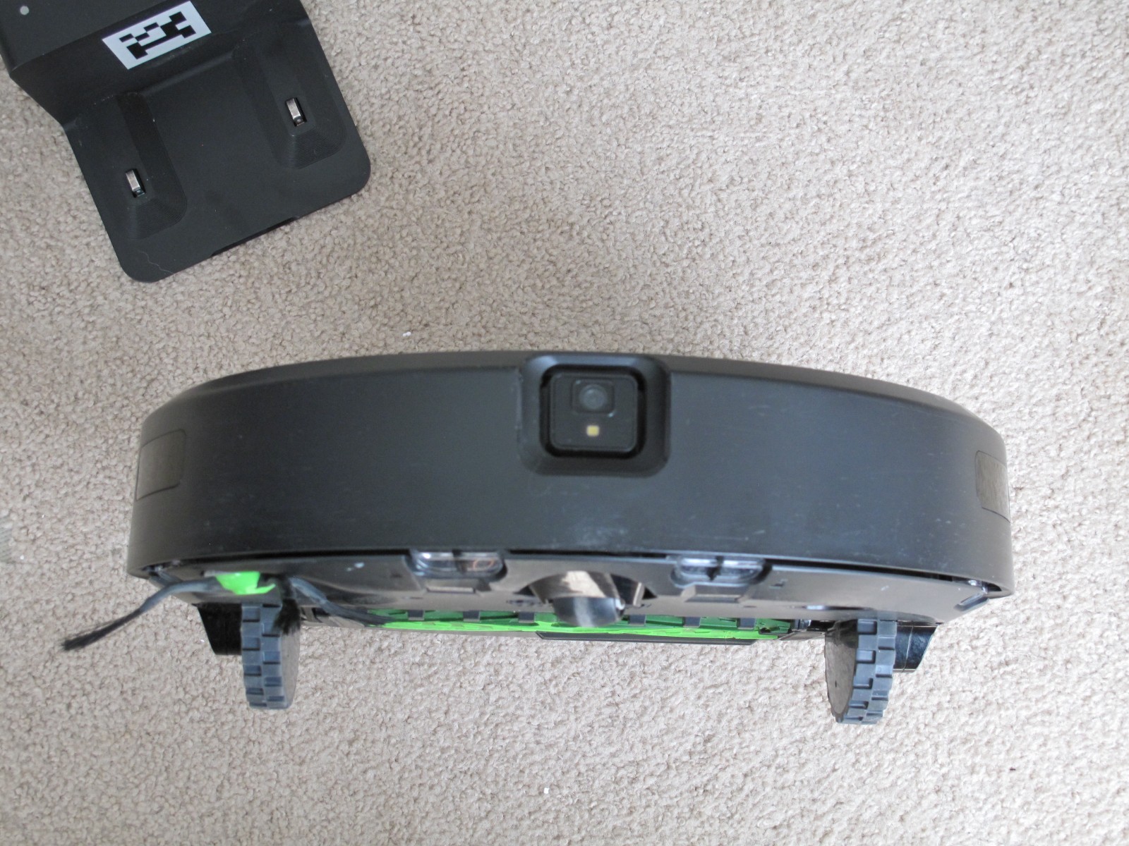 iRobot Roomba j7 Wifi Robot Vacuum with Charging Base