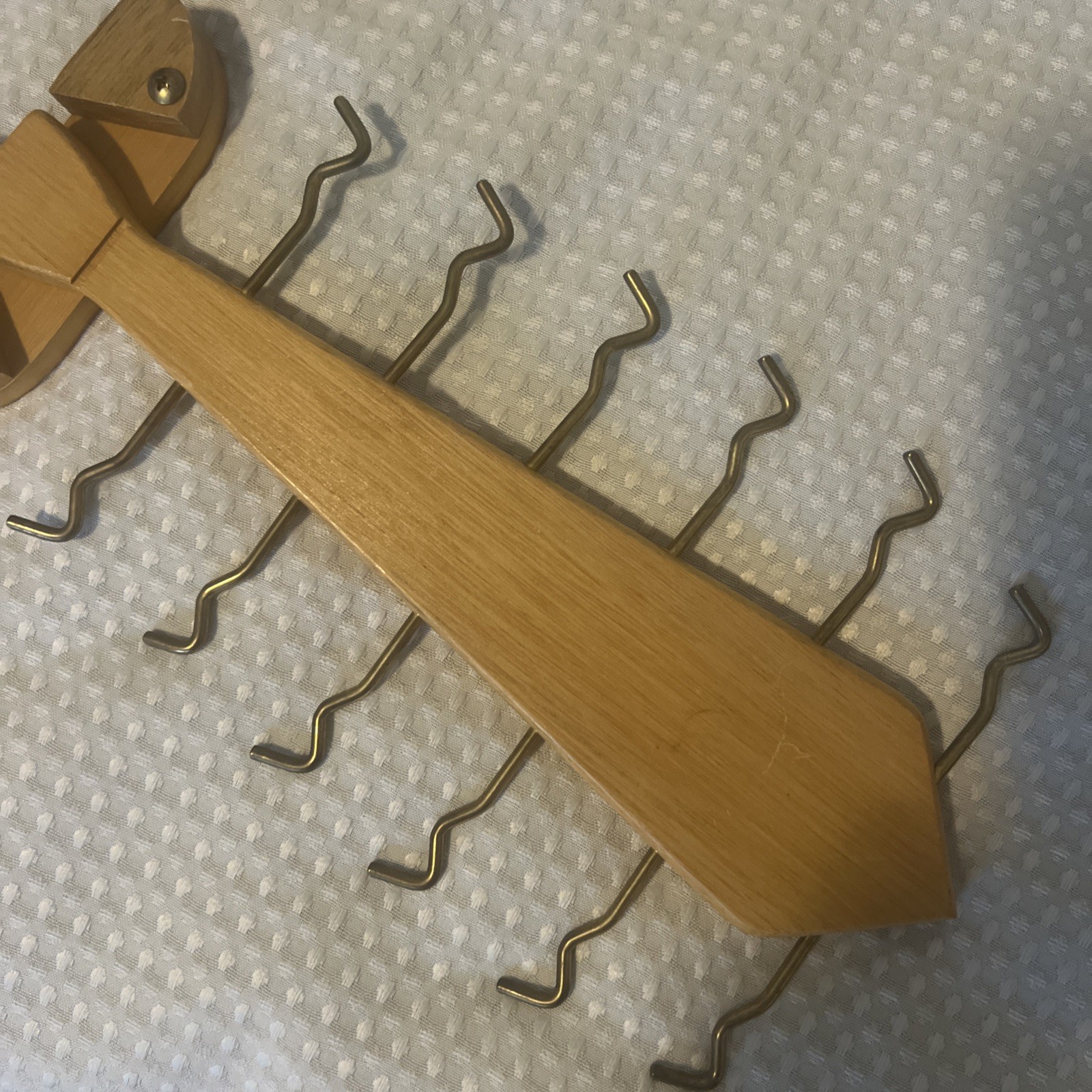 VTG MENS NECK TIE TIE SHAPED WOOD TIE RACK HANGING 12 HOOKS ORGANIZER HANGERS