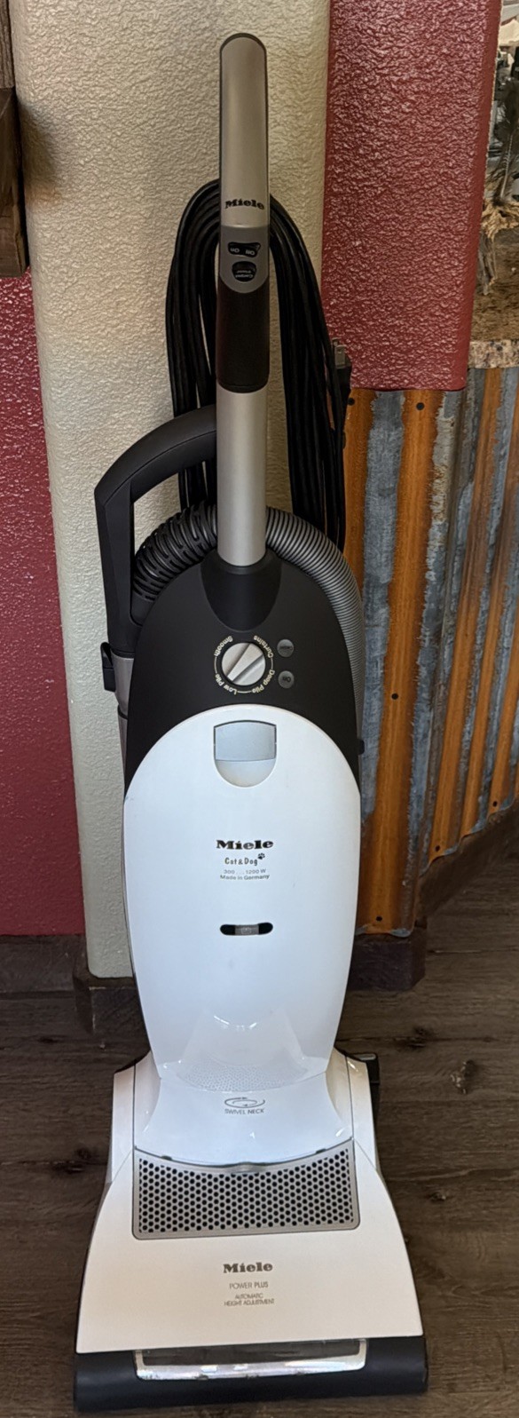 Miele Cat & Dog Upright Vacuum Model: S7260 Made In Germany