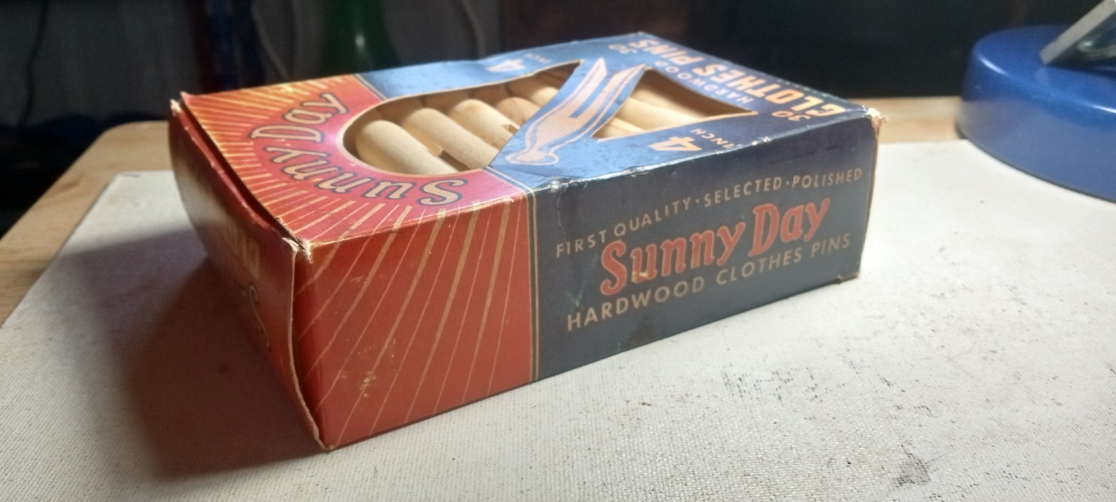 VINTAGE 1940’S-50’S SUNNY DAY 4″ HARDWOOD CLOTHES PINS 30CT. ORIGINAL BOX! L@@K!