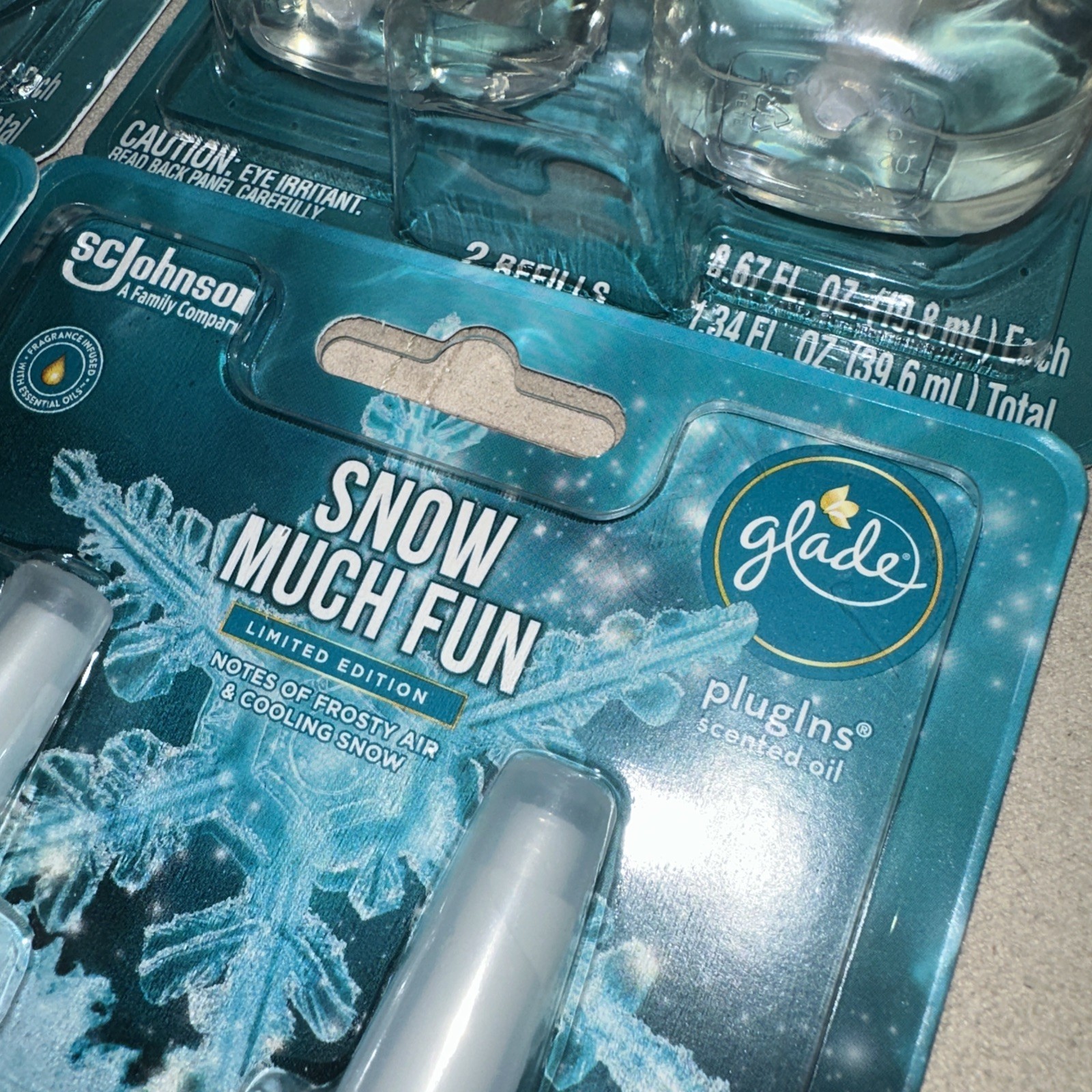 Glade Limited Edition Snow Much Fun Plug-In Scent Oil 4 Pack with 2 Refills