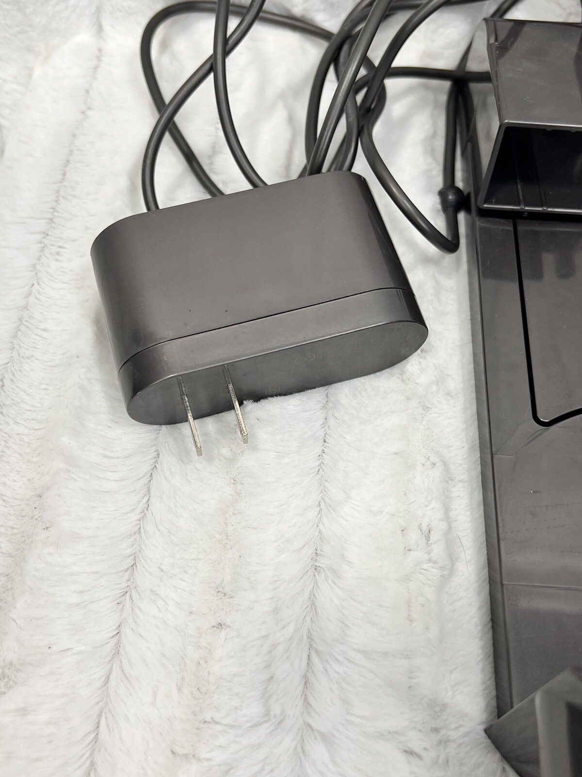 Dyson Genuine V6 Charging Wallmount W/ 2 Accessories MINT COND.