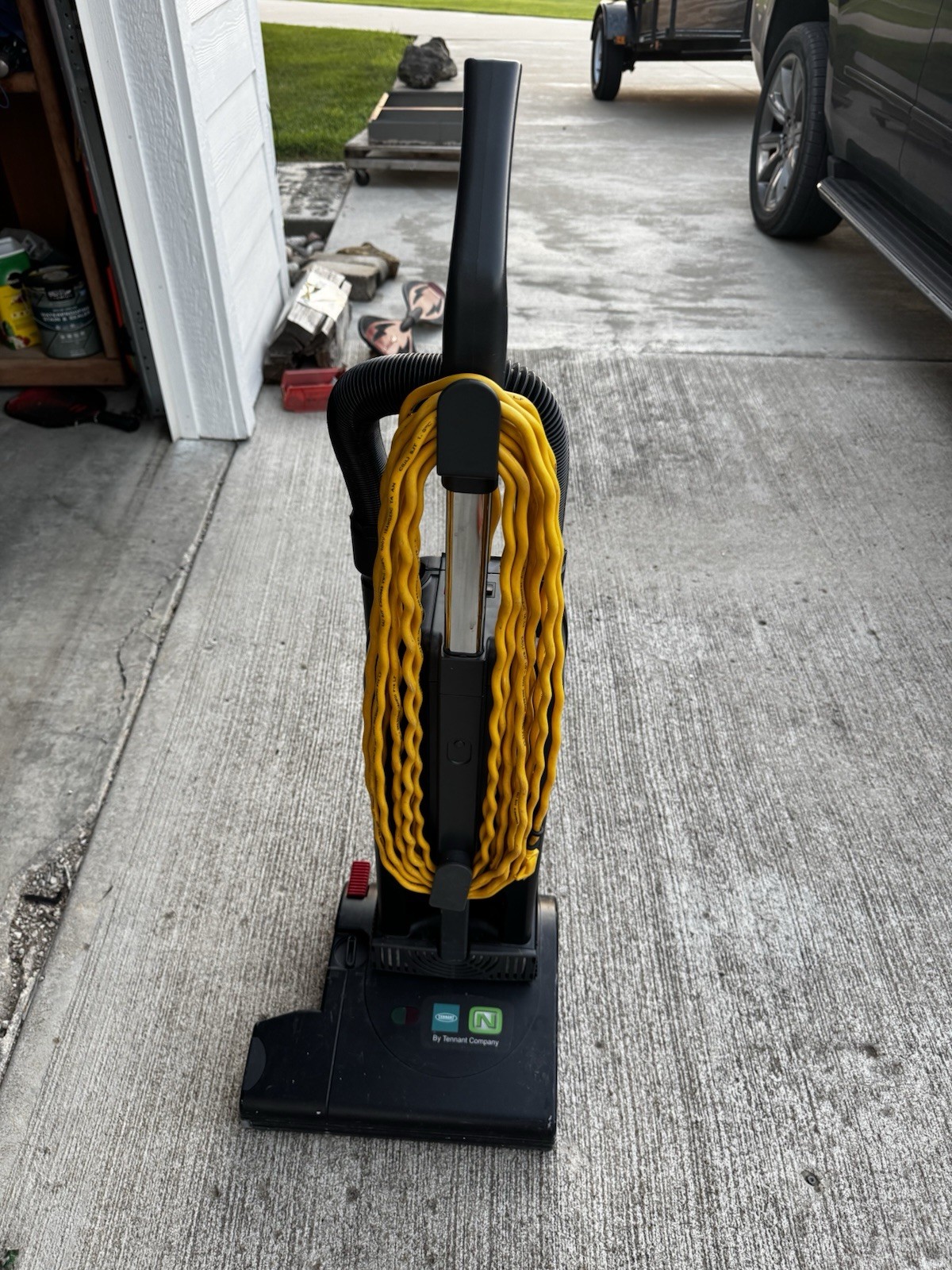 Tennant V-DMU-14 14” Dual Motor HEPA Commercial Upright Vacuum 120v Working