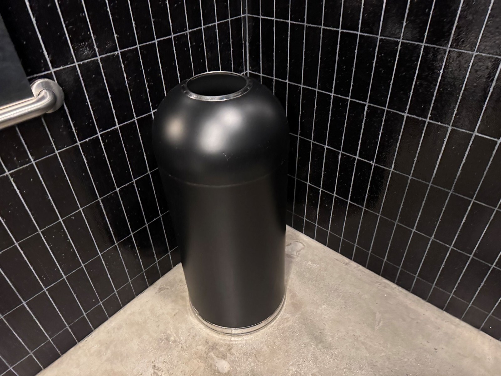 Sandbaggy 15-Gallon Black Open Top Dome Steel Trash Can with Lid (31″ x 12″)