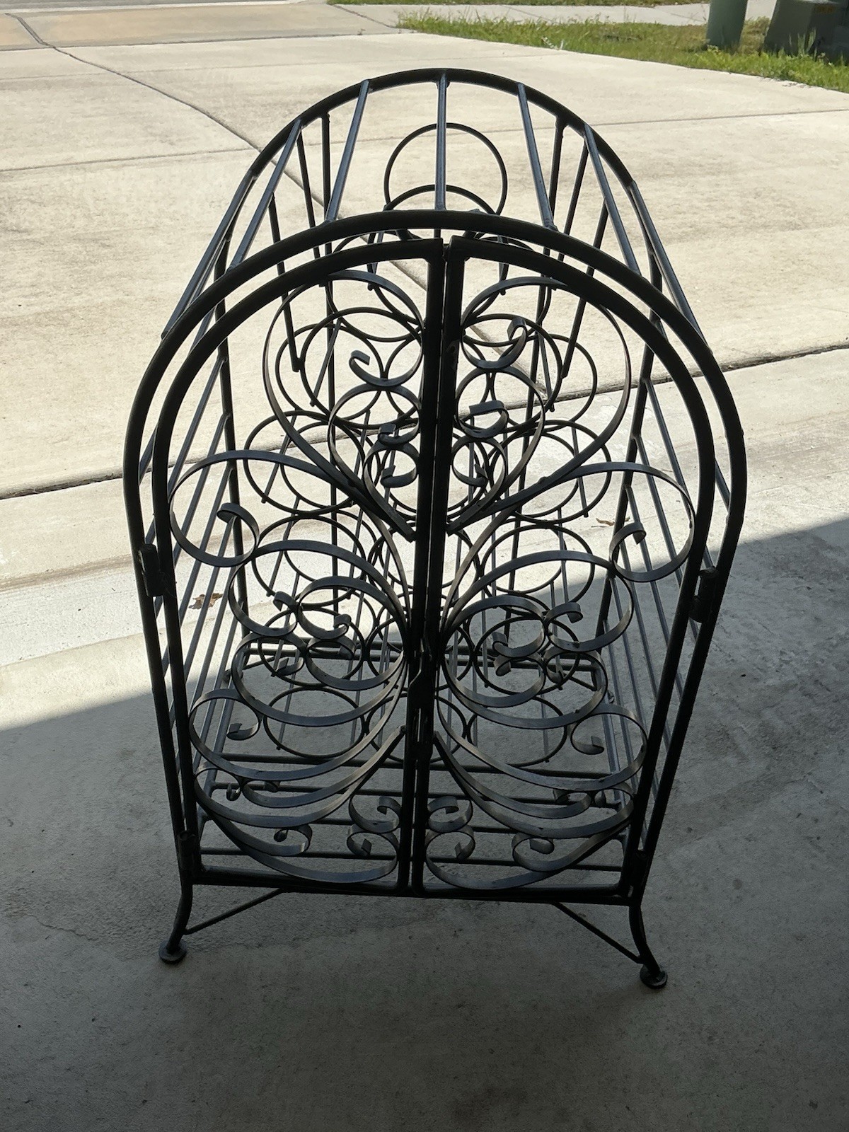 Black Metal Freestanding Scrollwork Magazine Rack Organizer Stand 24 x 23 in