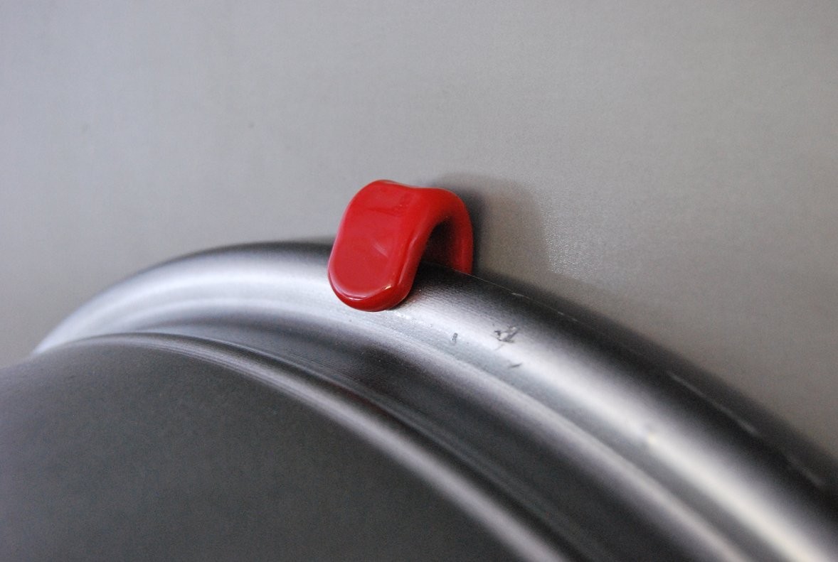 TOPNIKE Alloy Rim Display Hanging Hooks,Metal Wheel Hooks,Black and Red,Pack