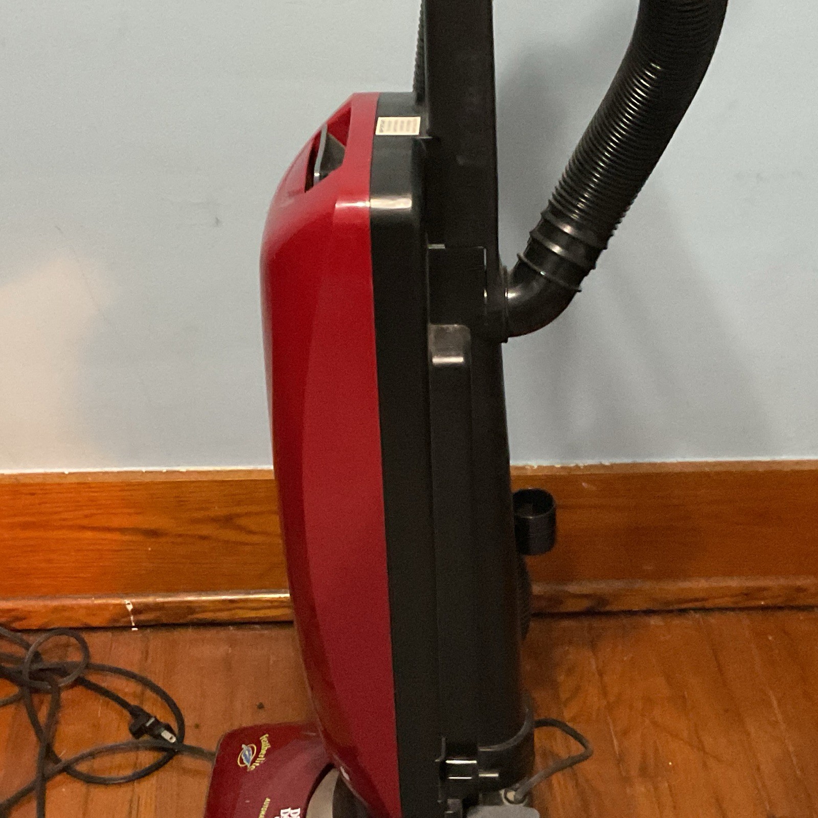 Dirt Devil Featherlite Upright Bagged Corded Vacuum 120V 0885 Red/Black