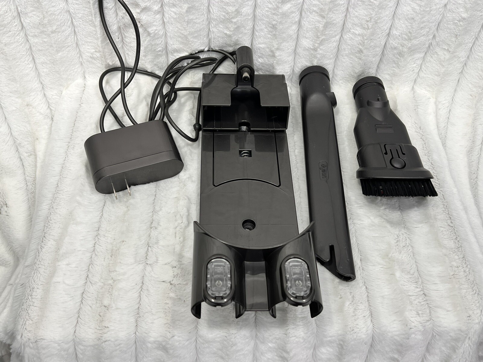 Dyson Genuine V6 Charging Wallmount W/ 2 Accessories MINT COND.