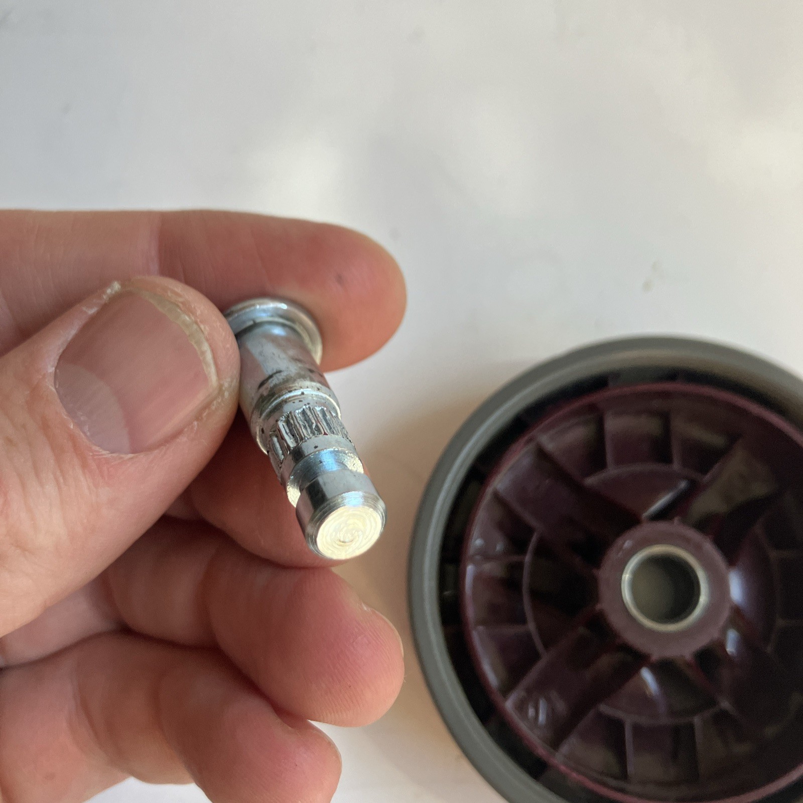 SHARK NV500 NV501 NV510 UV560 LEFT OR RIGHT WHEEL ASSEMBLY W/ PIN GENUINE OEM
