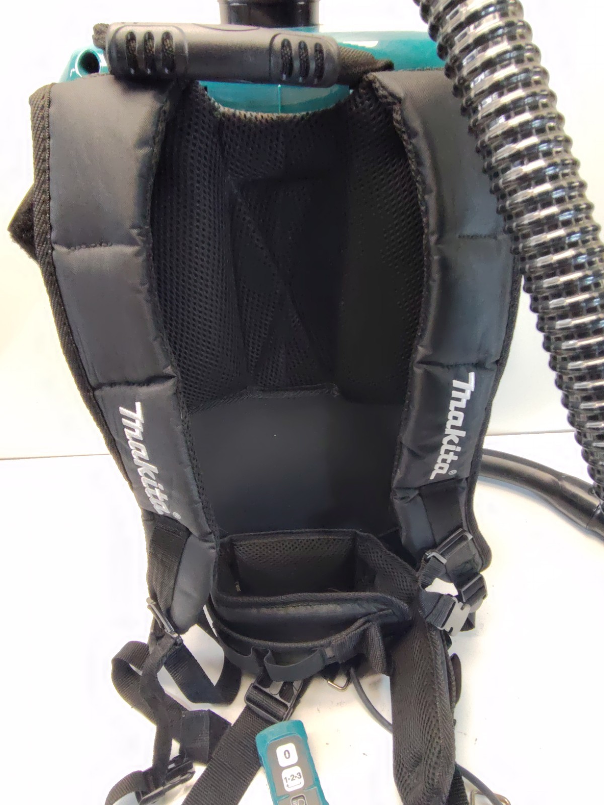 Makita XCV17Z 18V X2 LXT 1.6 Gallon Backpack Dry Vacuum & Charger w/ Batteries