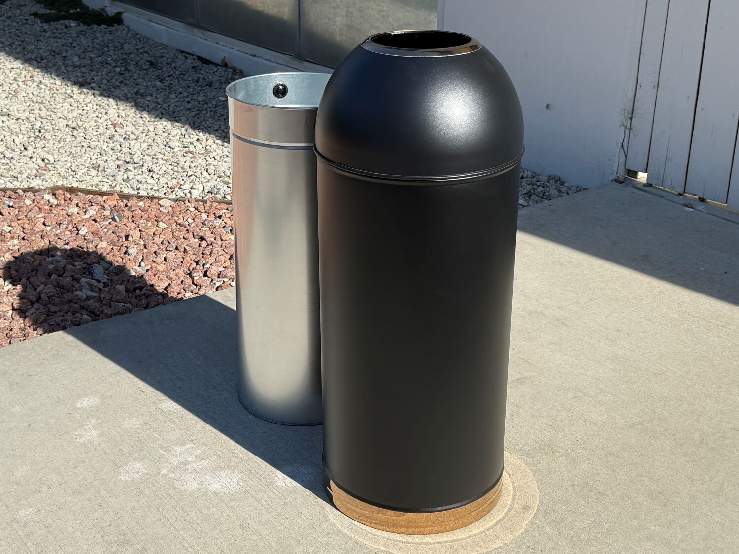 Sandbaggy 15-Gallon Black Open Top Dome Steel Trash Can with Lid (31″ x 12″)