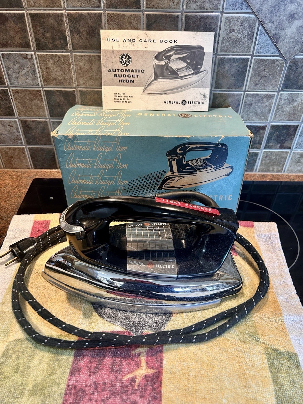 Antique General Electric Automatic Budget Dry Iron F34 1100W 120V w/ Box & Book