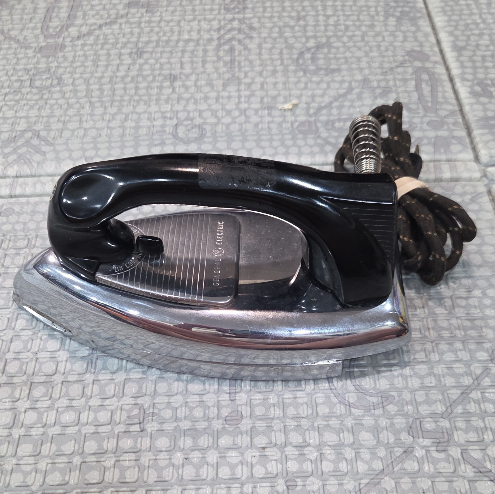 General Electric Dry Iron Corded Black/Silver 1000W 115V Temp Control 119F32