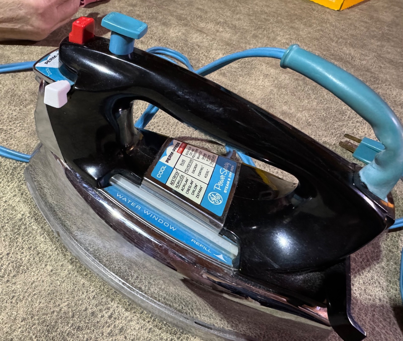 GE General Electric Clothes IRON with steam black with blue cord works