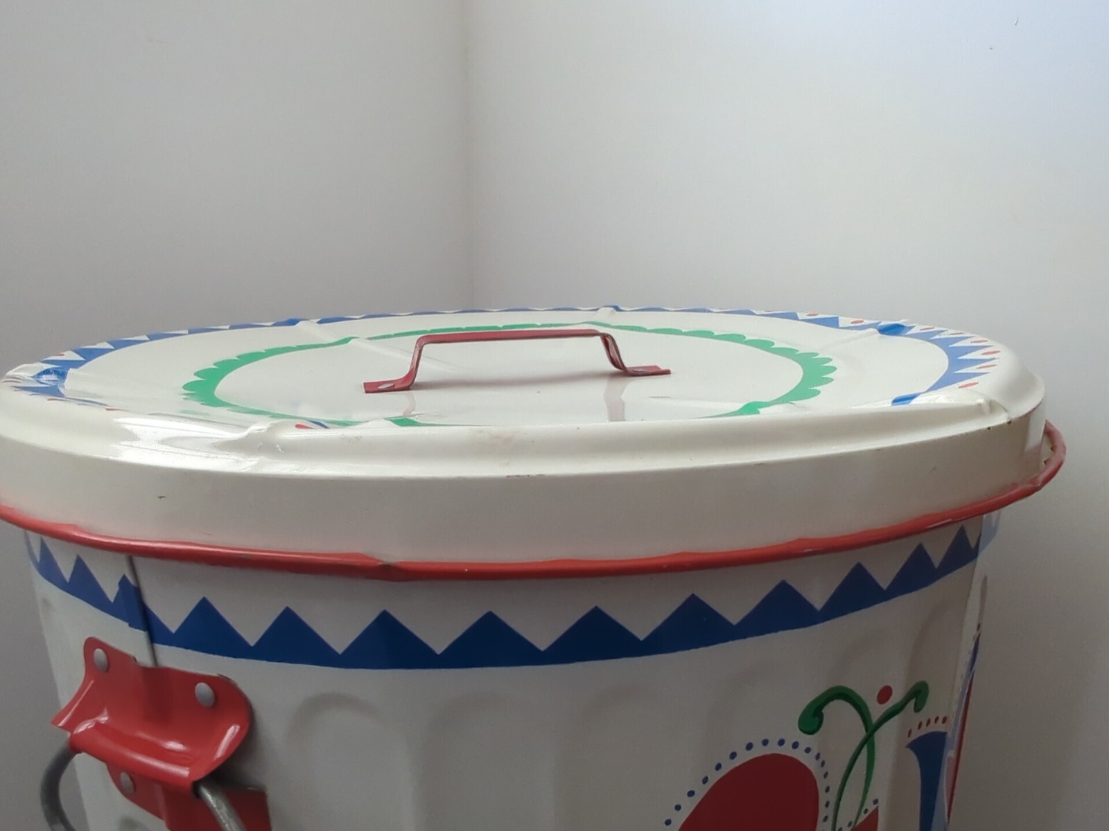 20 Gal. Garbage Trash /Ash Can Prop Lid Vintage Primitive Painted Doves Floral
