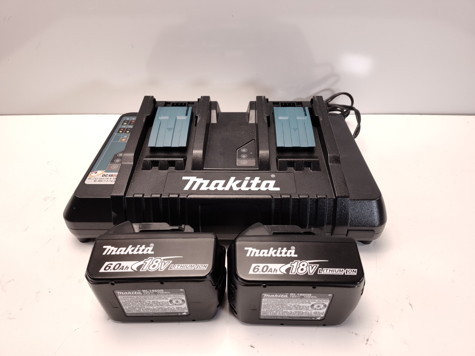 Makita XCV17Z 18V X2 LXT 1.6 Gallon Backpack Dry Vacuum & Charger w/ Batteries