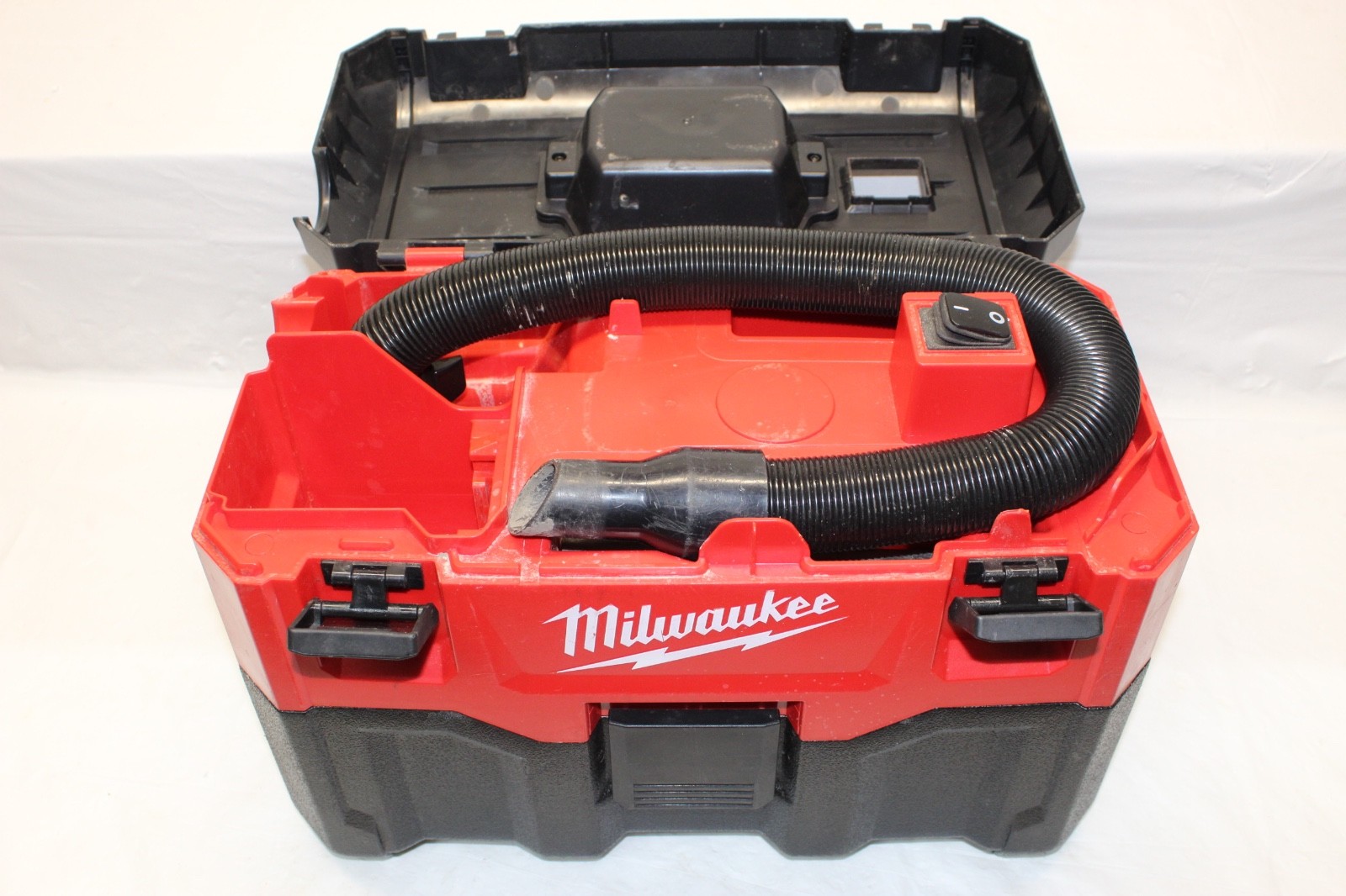Milwaukee 0880-20 18V Wet/Dry Vacuum Cleaner – Red P12