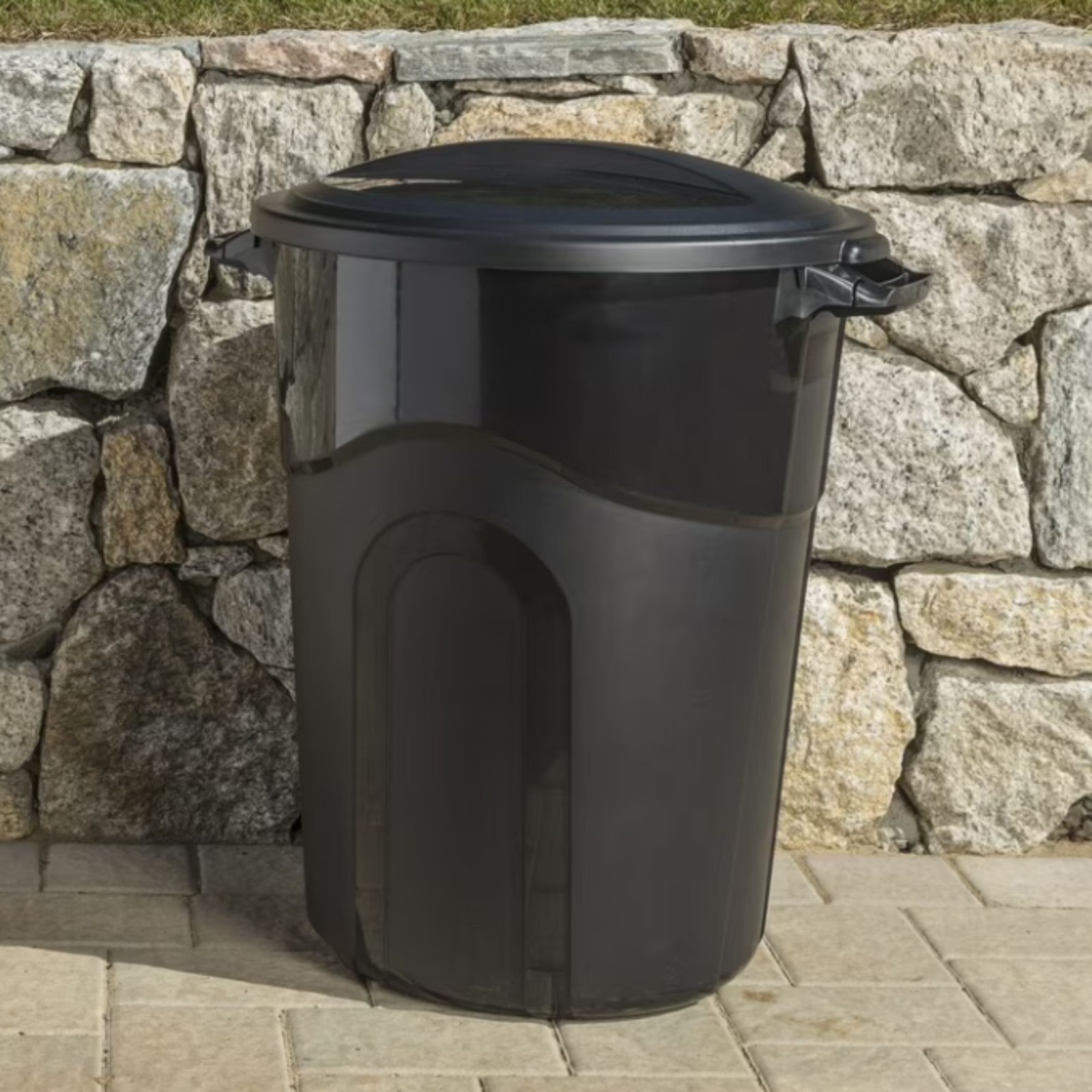 Hyper Tough 32 Gallon Heavy Duty Plastic Garbage Can Included Lid Indoor/Outdoor