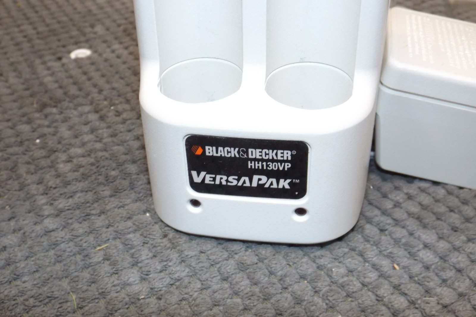 BLACK & DECKER SCUMBUSTER CORDLESS SCRUBBER SB400T BATTERY CHARGER HH130VP**NEW
