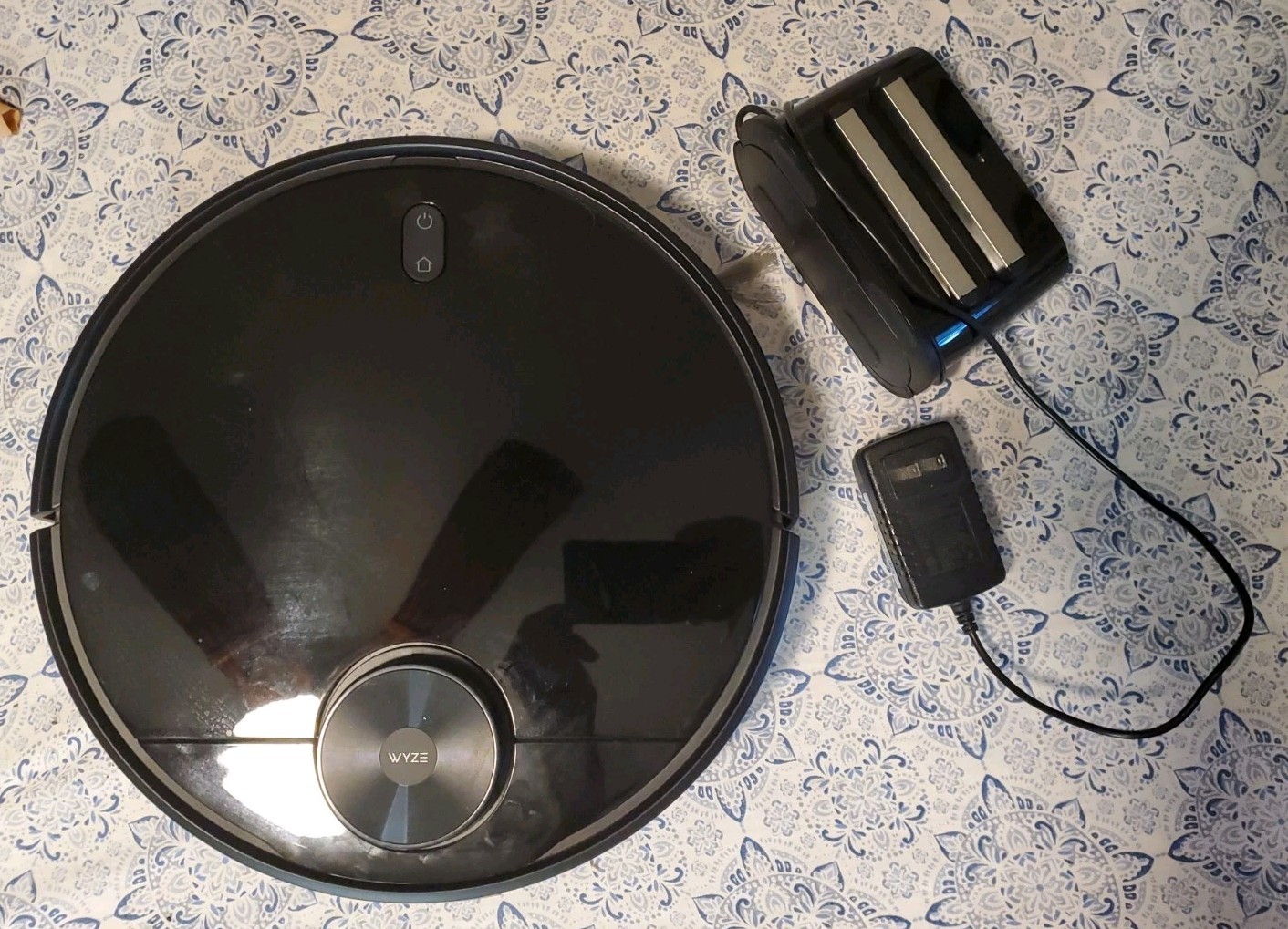 Wyze Robot Vacuum WVCR200S LiDAR Smart Vacuum w/ Charging Dock