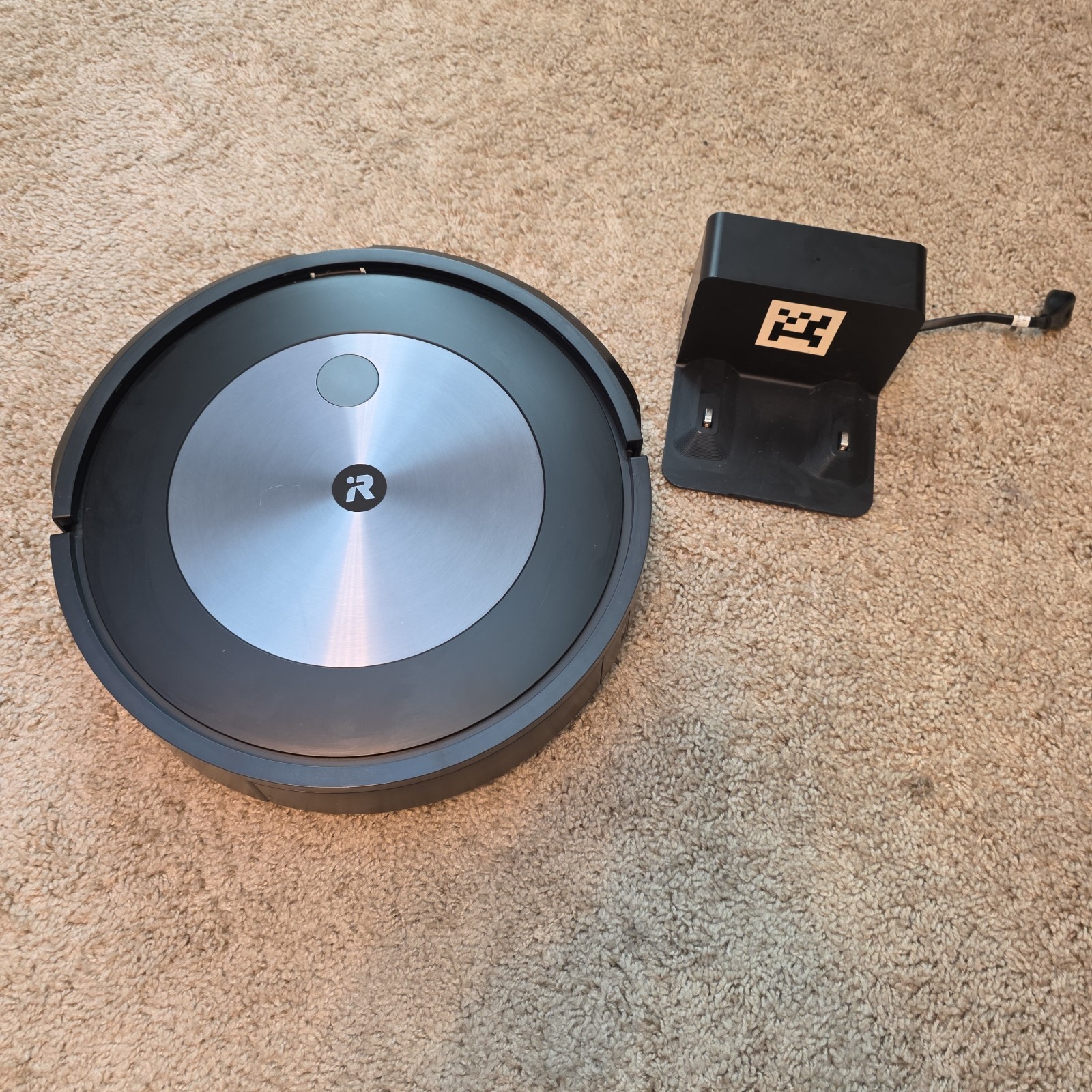 iRobot Roomba j7 Wifi Robot Vacuum with Charging Base