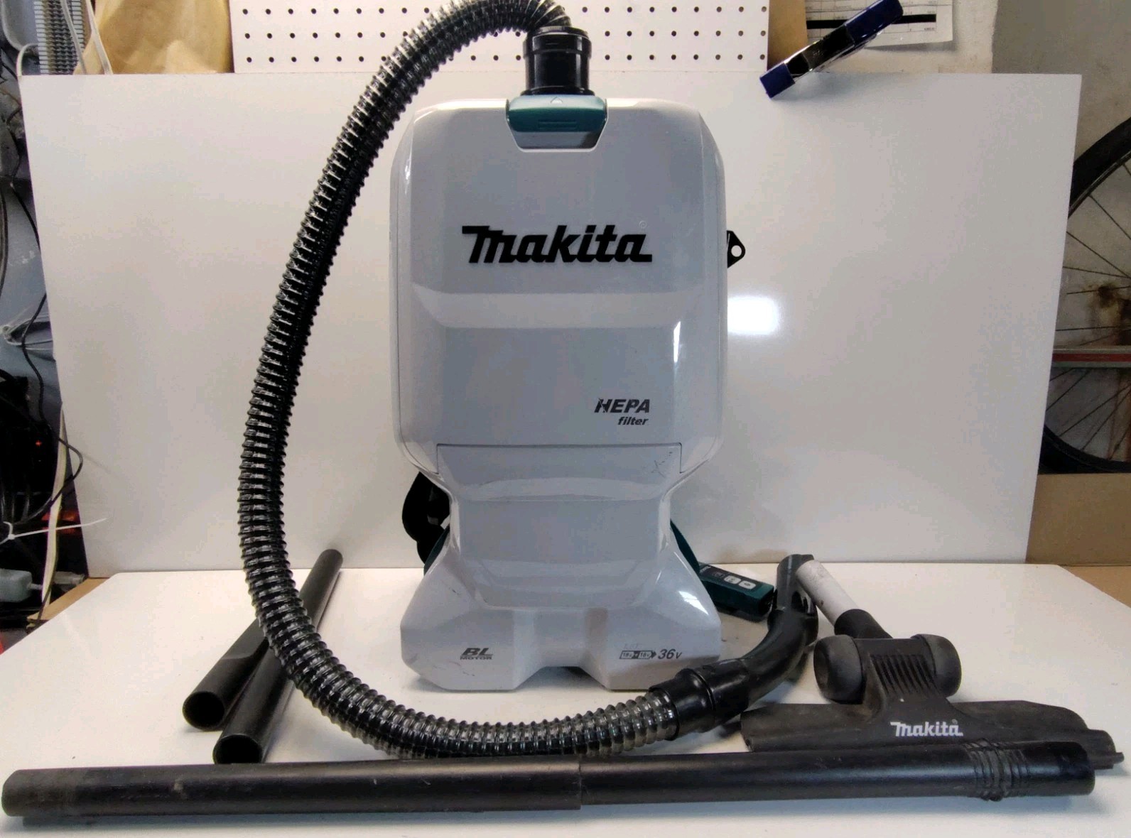 Makita XCV17Z 18V X2 LXT 1.6 Gallon Backpack Dry Vacuum & Charger w/ Batteries