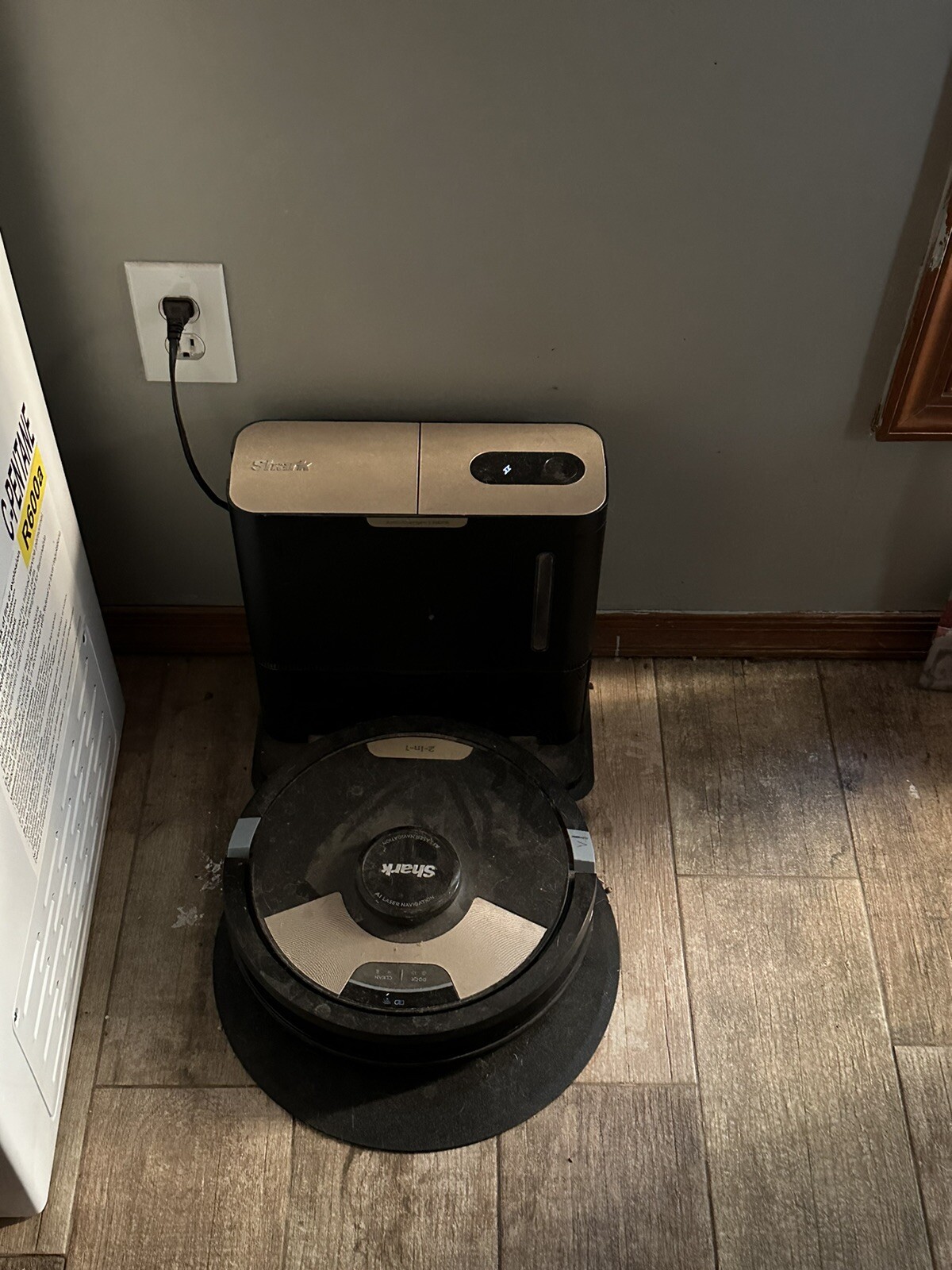 Shark AI Ultra 2in1 Robot Vacuum and Mop – Black (AV2610WA)