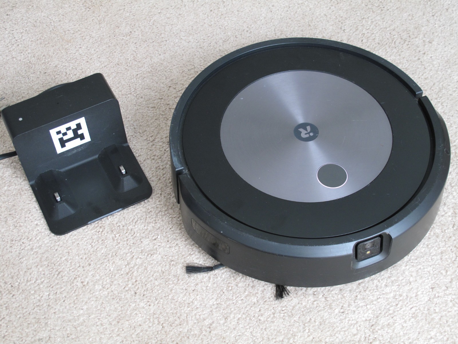 iRobot Roomba j7 Wifi Robot Vacuum with Charging Base
