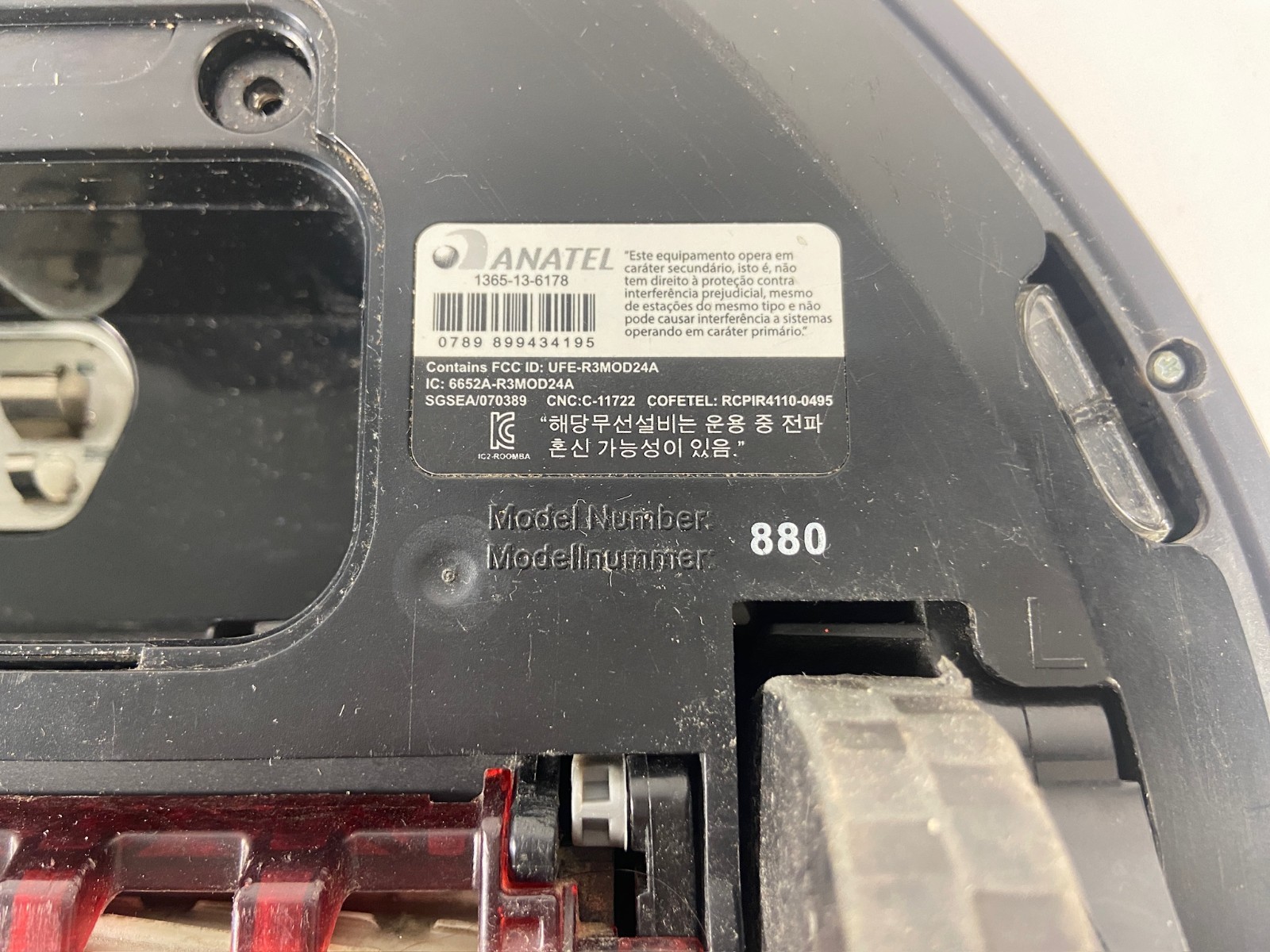 iRobot Roomba 880 Vacuum – Gray – No Battery