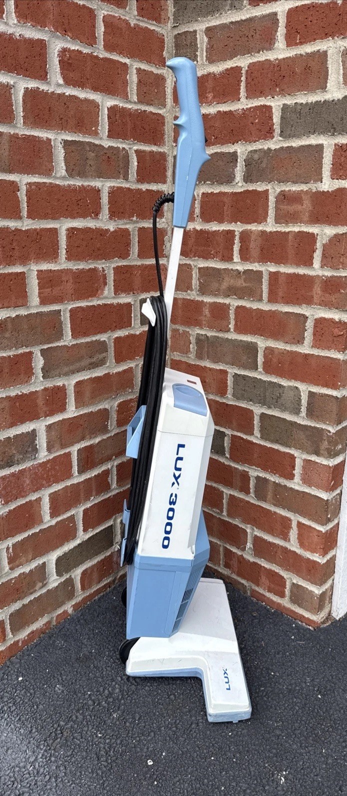 Electrolux Aerus LUX 3000 Upright Vacuum Cleaner, Blue/White Vintage
