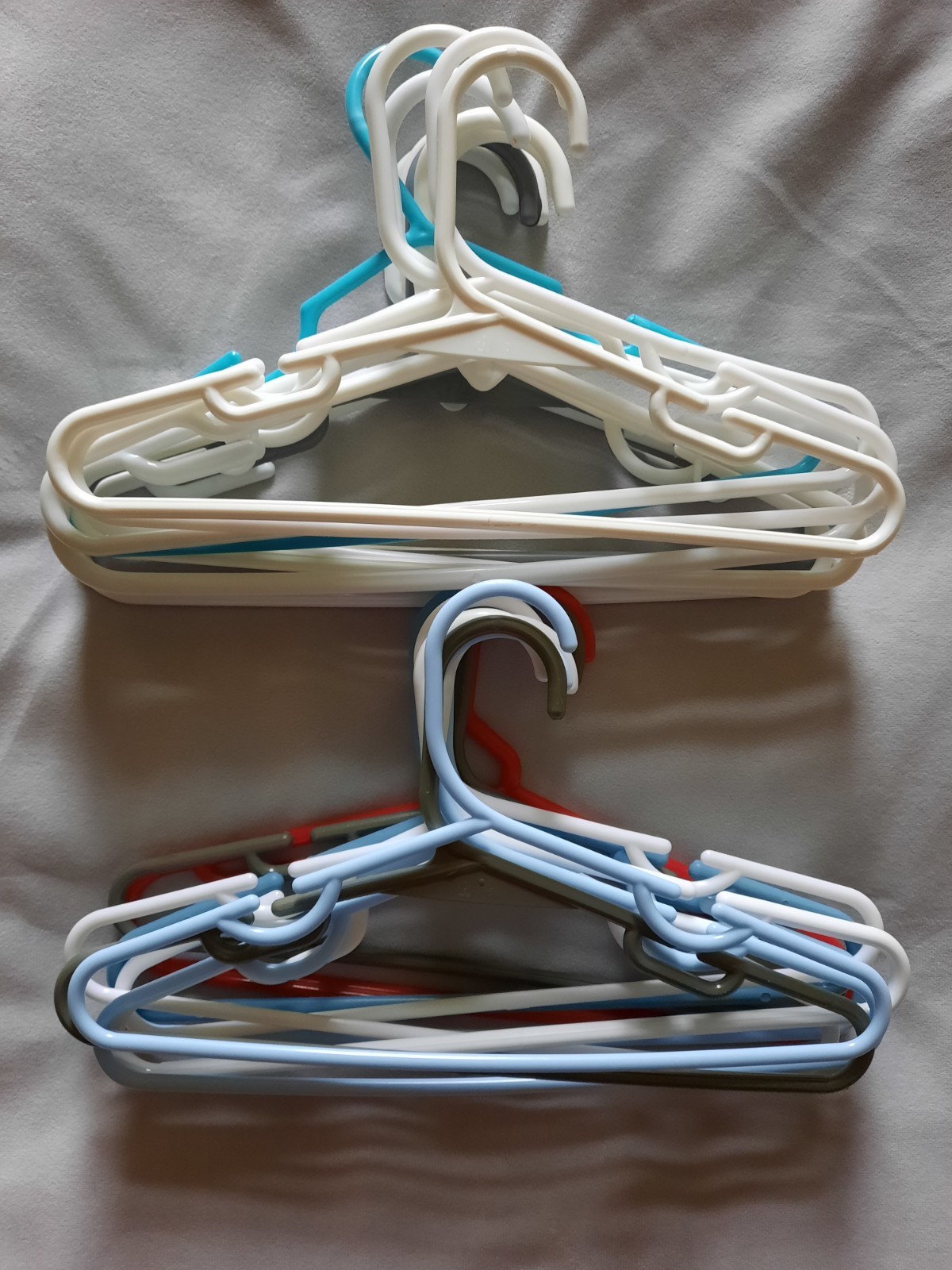 Kid’s Plastic Hangers For Toddler Children Clothes Lot Of 20 Assorted Colors