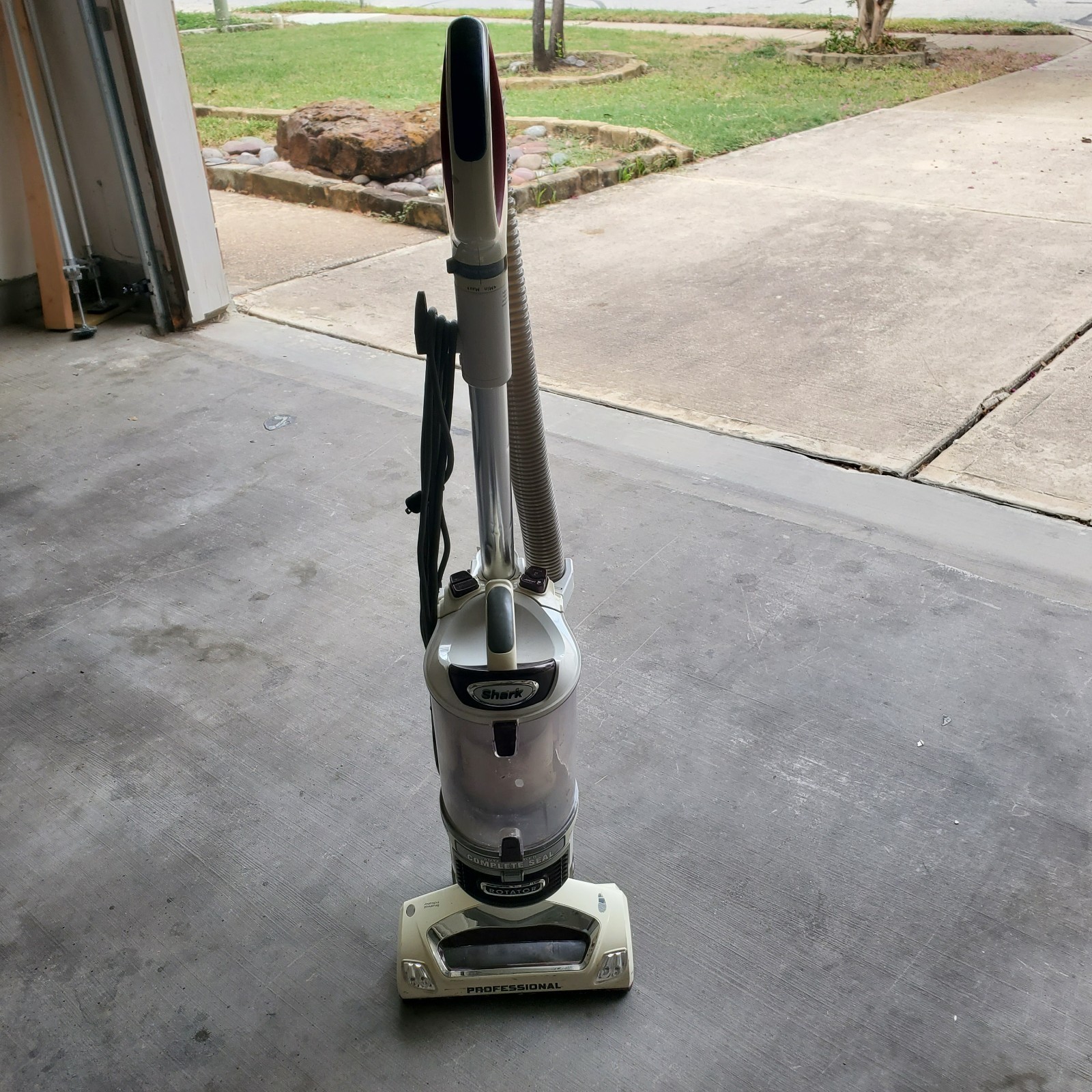 Shark Navigator Lift Away Upright Vacuum Cleaner PRICED TO SELL QUICKLY