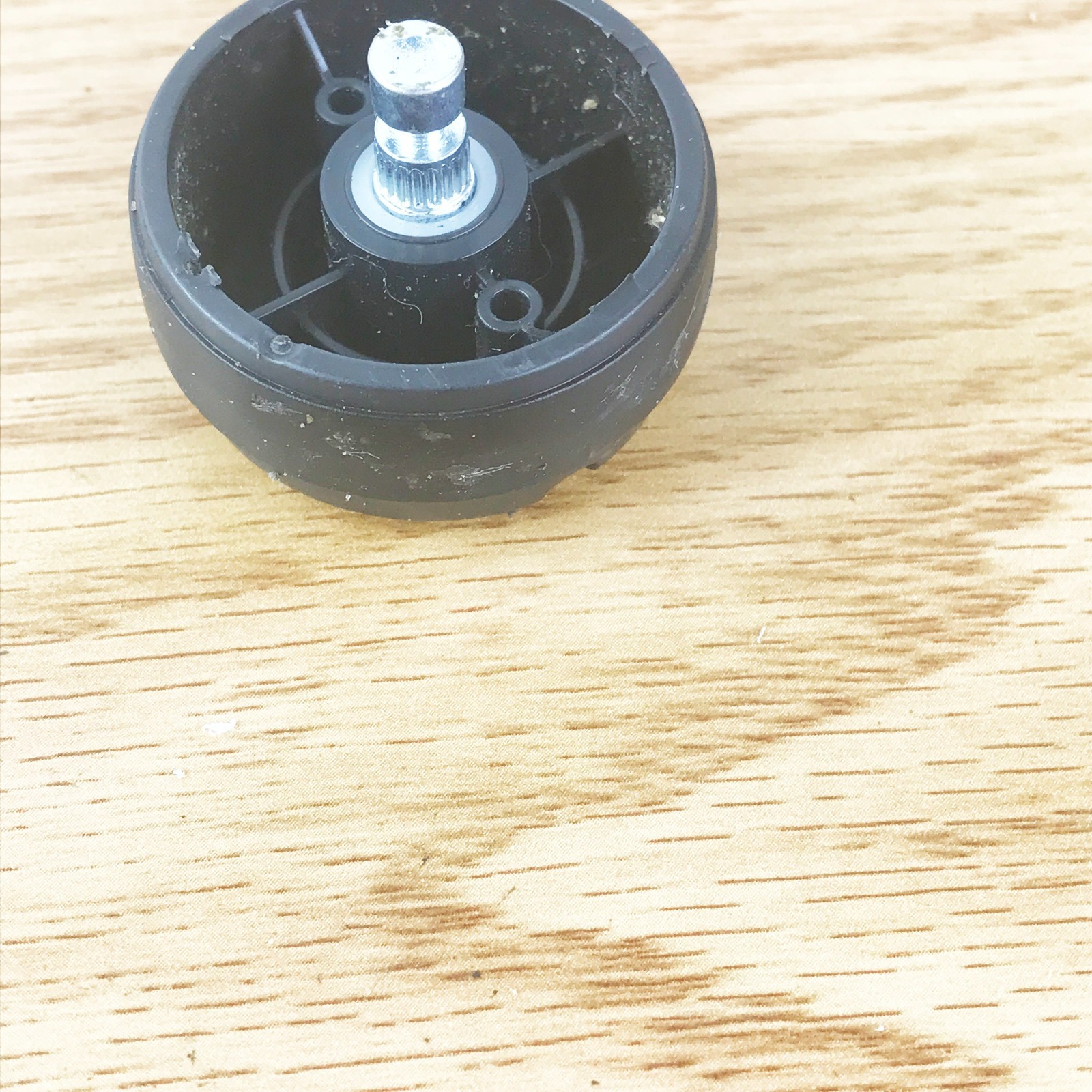 Shark IZ162h IX141 IX140 IX140C IX141H IX142 IZ140 LEFT or RIGHT WHEEL & PIN OEM