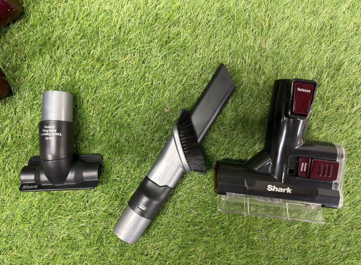 Shark Stratos AZ3000 Powered Lift Away DuoClean Vacuum Cleaner w/ Attachments