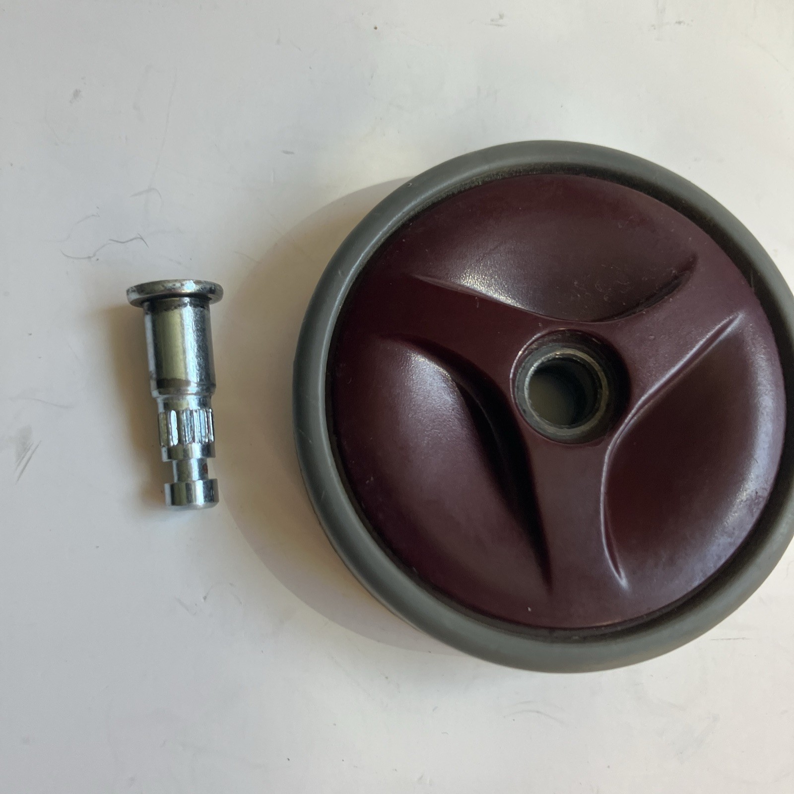 SHARK NV500 NV501 NV510 UV560 LEFT OR RIGHT WHEEL ASSEMBLY W/ PIN GENUINE OEM