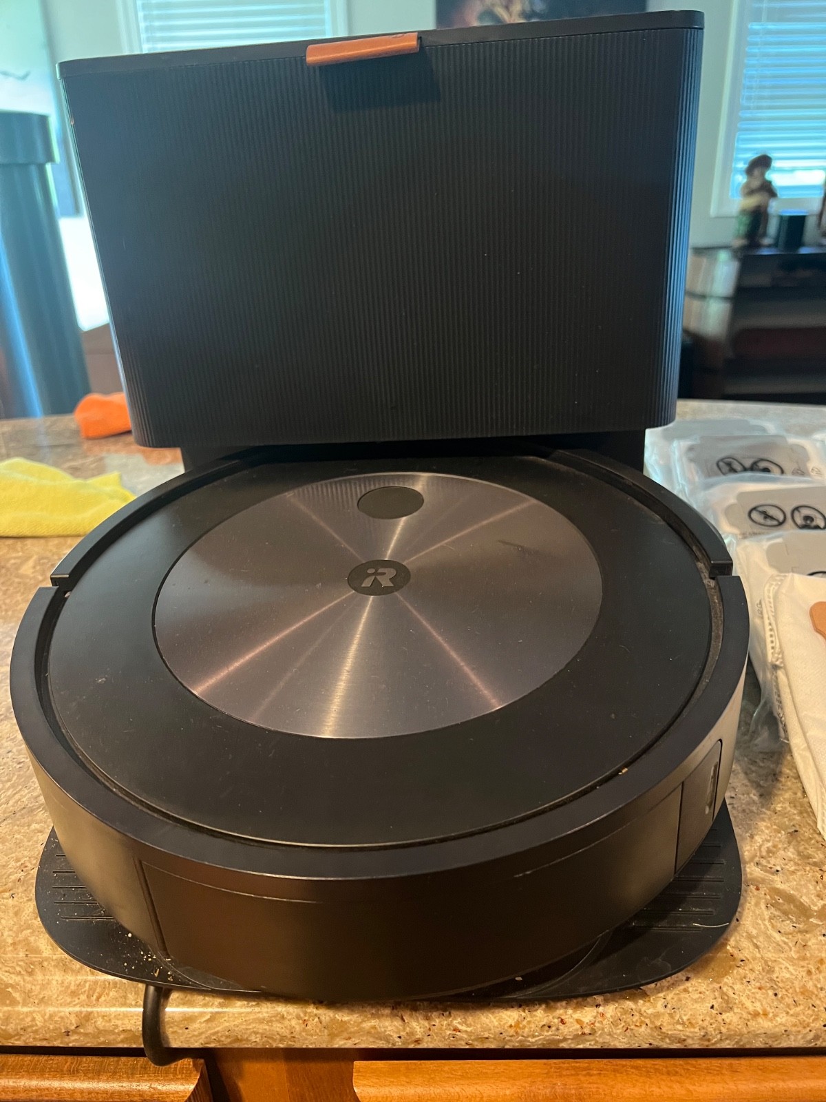 Irobot Roomba j7 (broken) + accessories